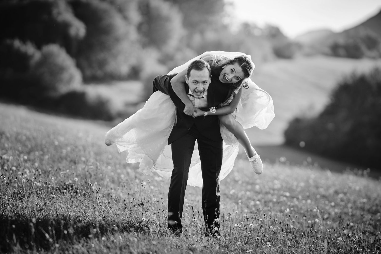 svadobna-fotografia-exterier-prirodzene-svetlo-emocia-slanske pohorie-hermanosvske skaly