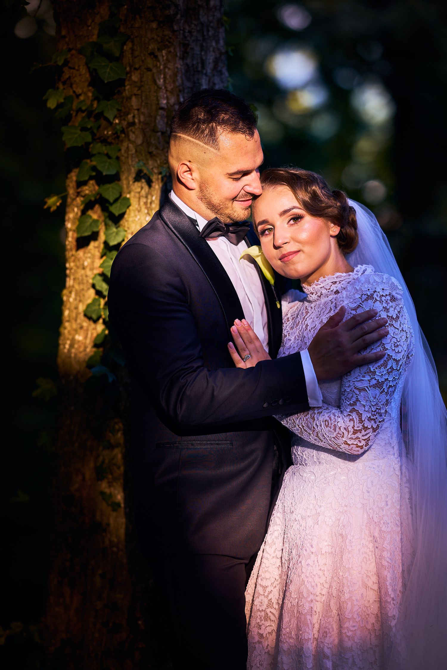 svadobna-fotografia-exterier-prirodzene-svetlo-emocia-cicva-hrad