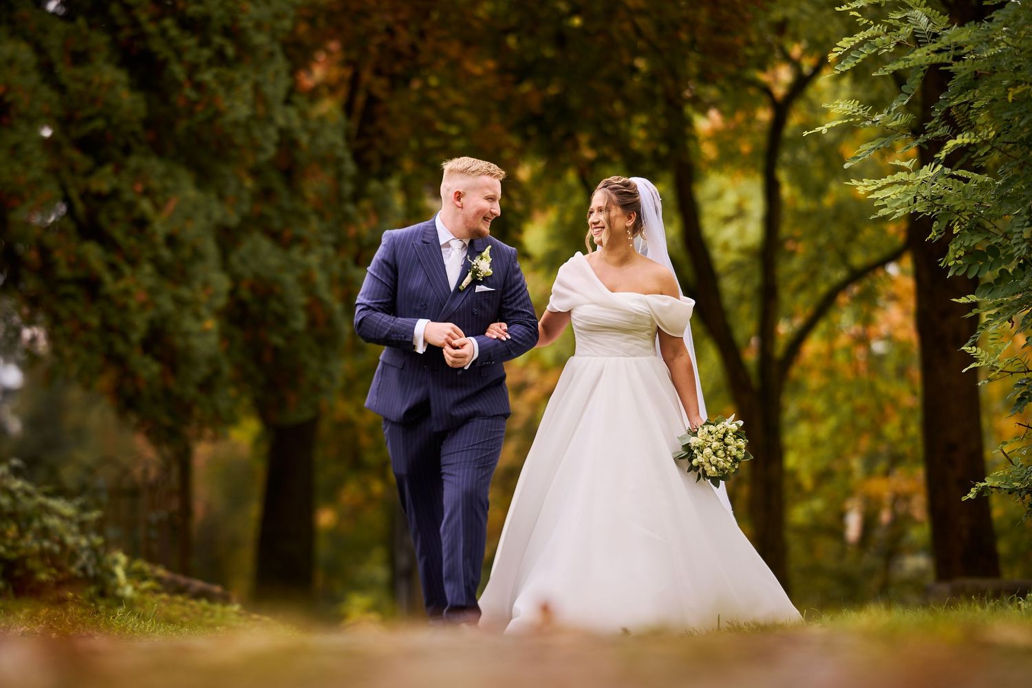 svadobna-fotografia-exterier-prirodzene-svetlo-emocia-