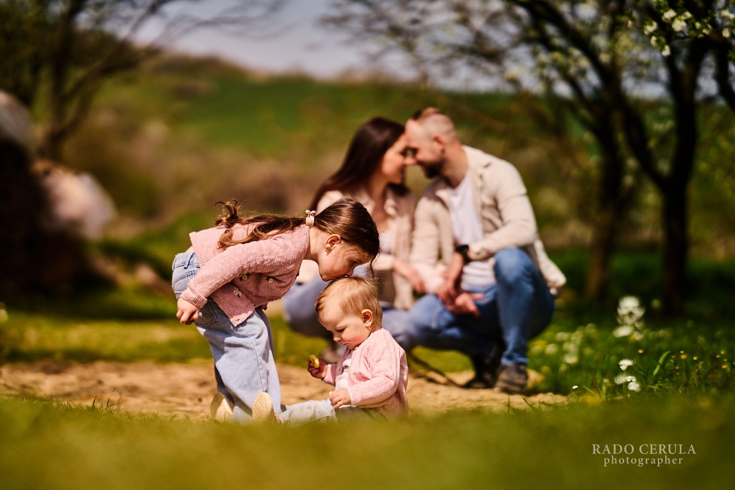 rodinna-fotografia-exterier-prirodzene-svetlo-emocia-deti-rodicia