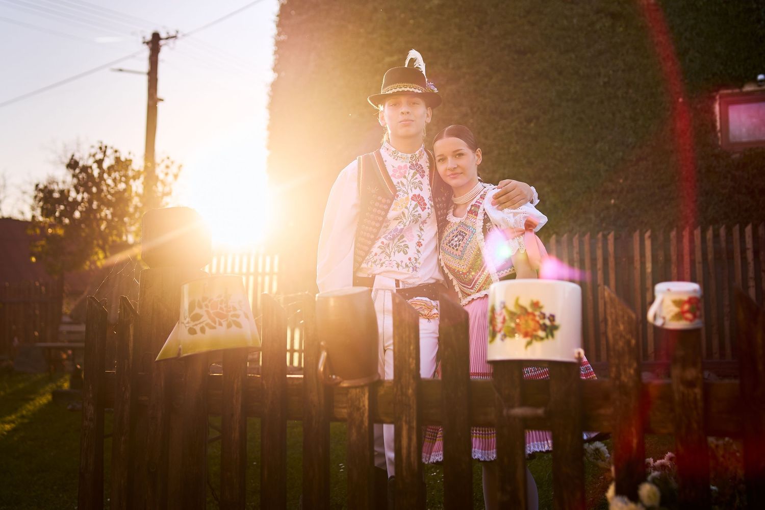 rande-fotografia-exterier-prirodzene-svetlo-emocia-folklor-kroj