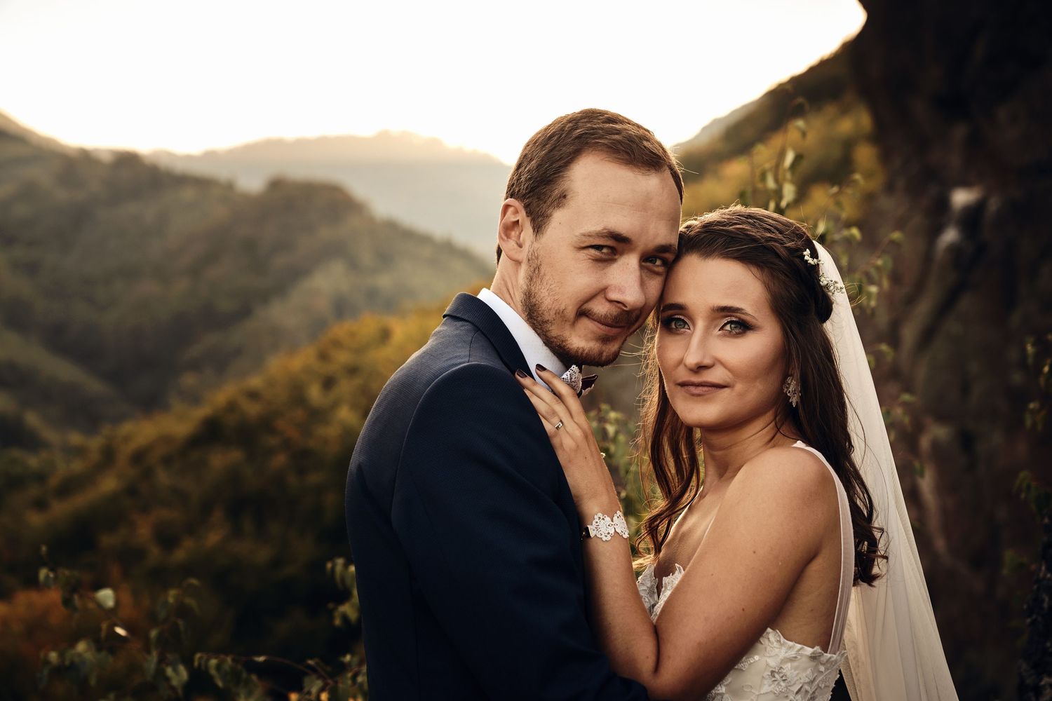 svadobna-fotografia-exterier-prirodzene-svetlo-emocia-slanske pohorie-hermanosvske skaly