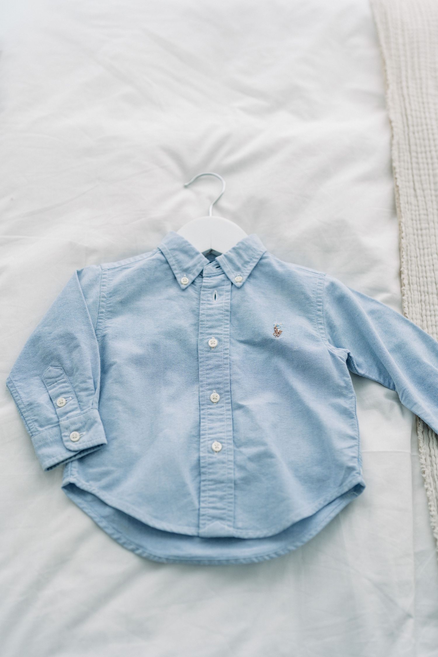 garde-robe cliente du studio, plus de 50 robes élégantes et haut de gamme disponibles pour votre séance photo