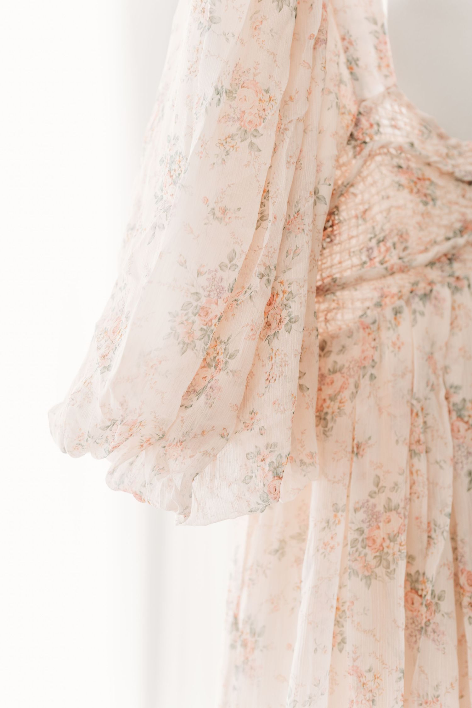 Robe vaporeuse laissant passer la lumière pour les séances de grossesse fine art au studio de Québec