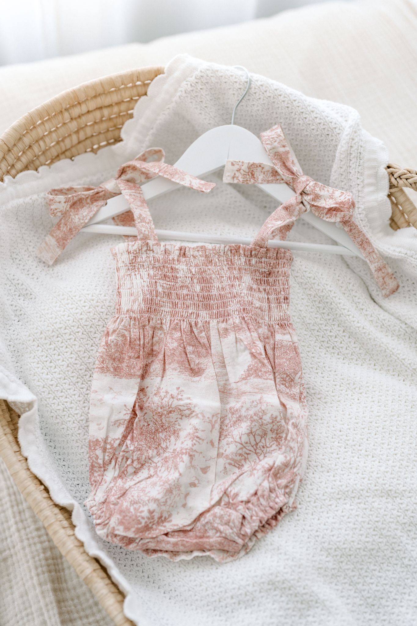 Petites barboteuses pour bébé disponibles dans le garde-robe studio