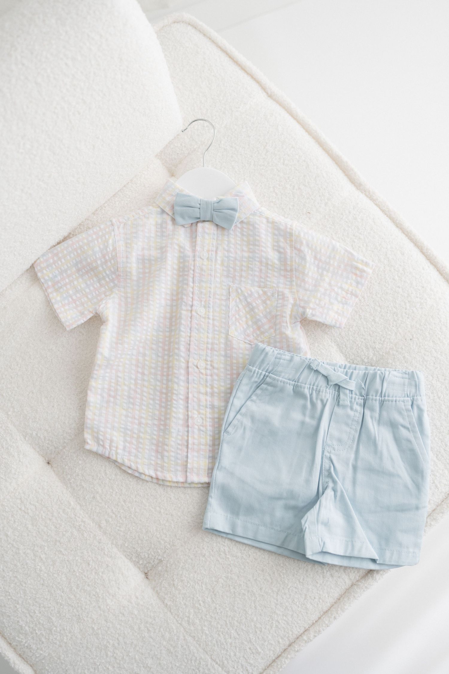 Ensemble chemise, short et noeud papillon pour premier anniversaire, garde-robe cliente du studio de photographie de Québec, fine art
