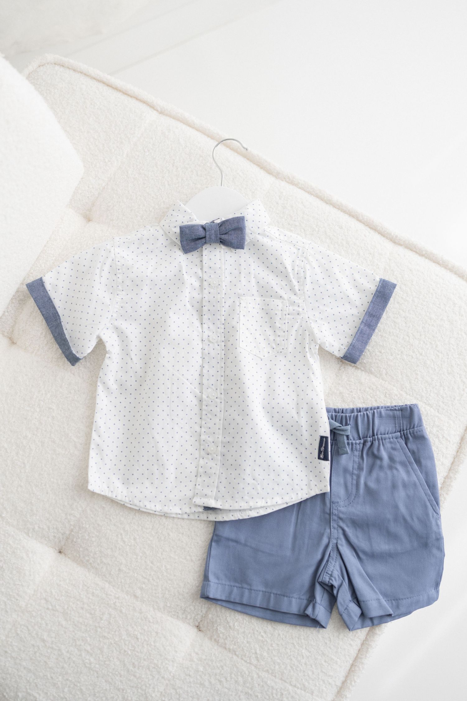 Ensemble chemise, short et noeud papillon pour premier anniversaire, garde-robe cliente du studio de photographie de Québec, fine art