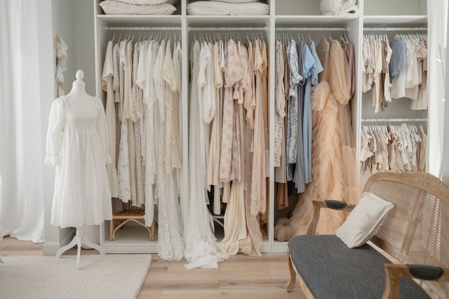 garde-robe cliente du studio, plus de 50 robes élégantes et haut de gamme disponibles pour votre séance photo