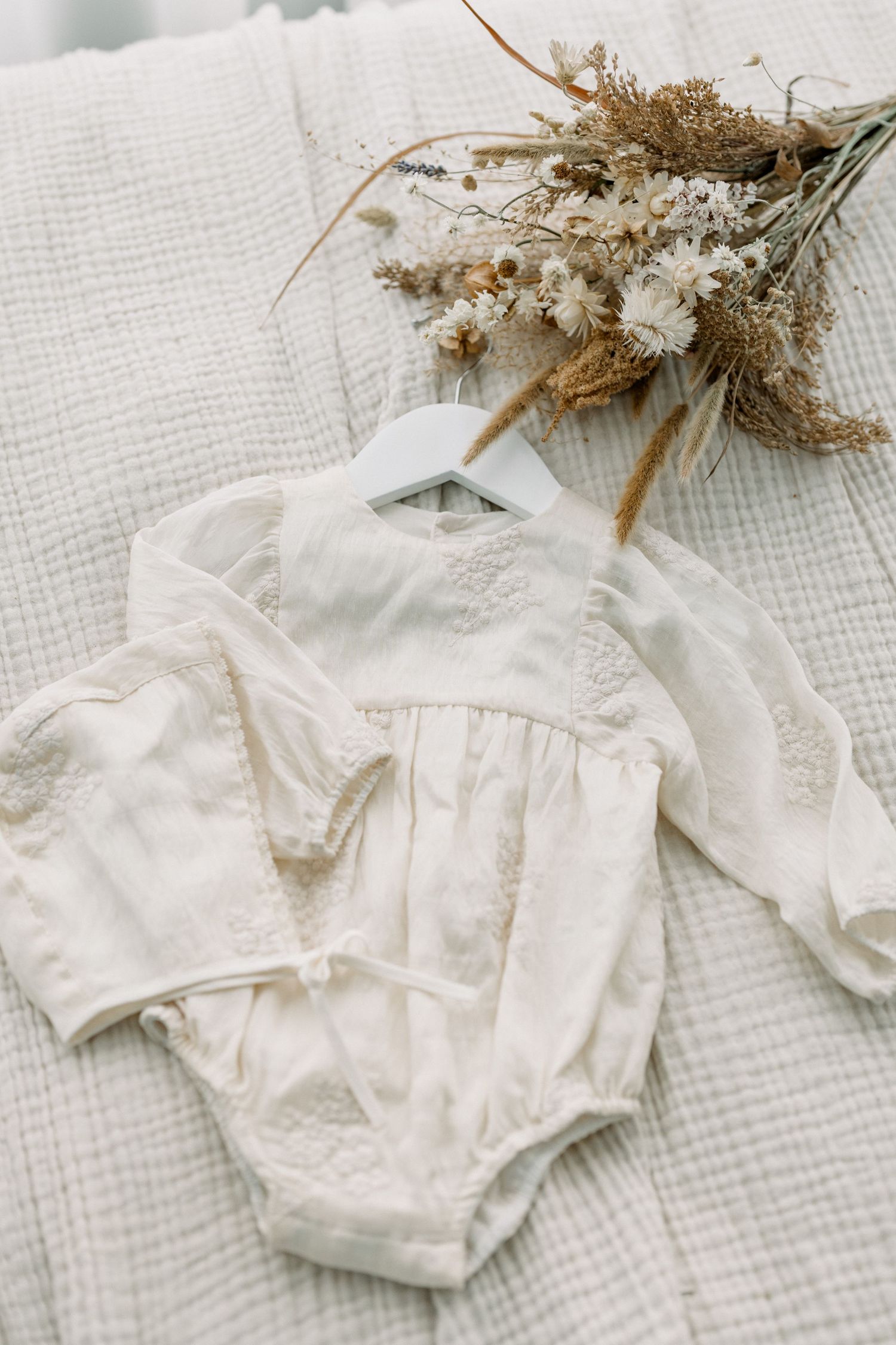 garde-robe cliente du studio, plus de 50 robes élégantes et haut de gamme disponibles pour votre séance photo