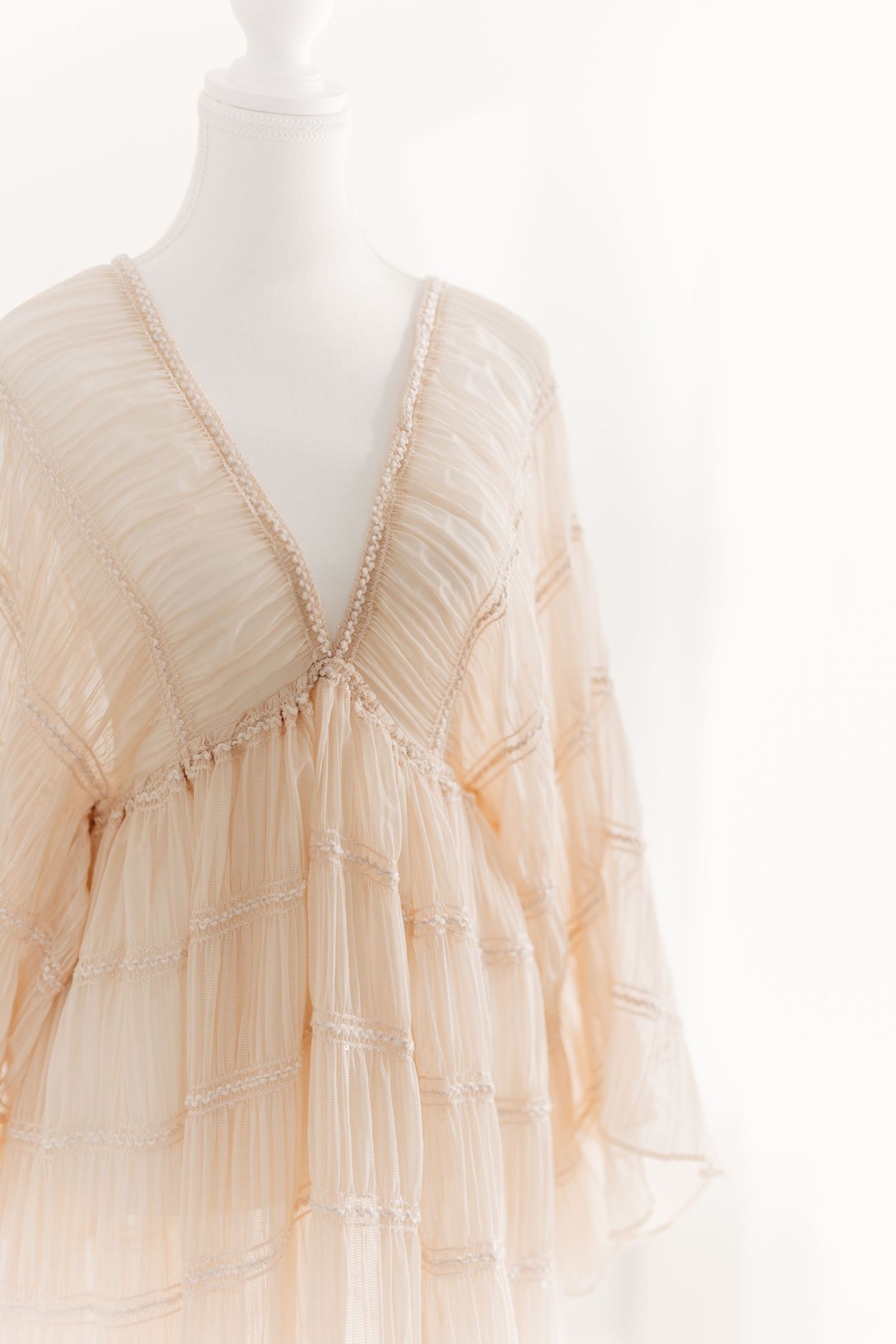 Robe de maternité élégante pour séance photo en studio