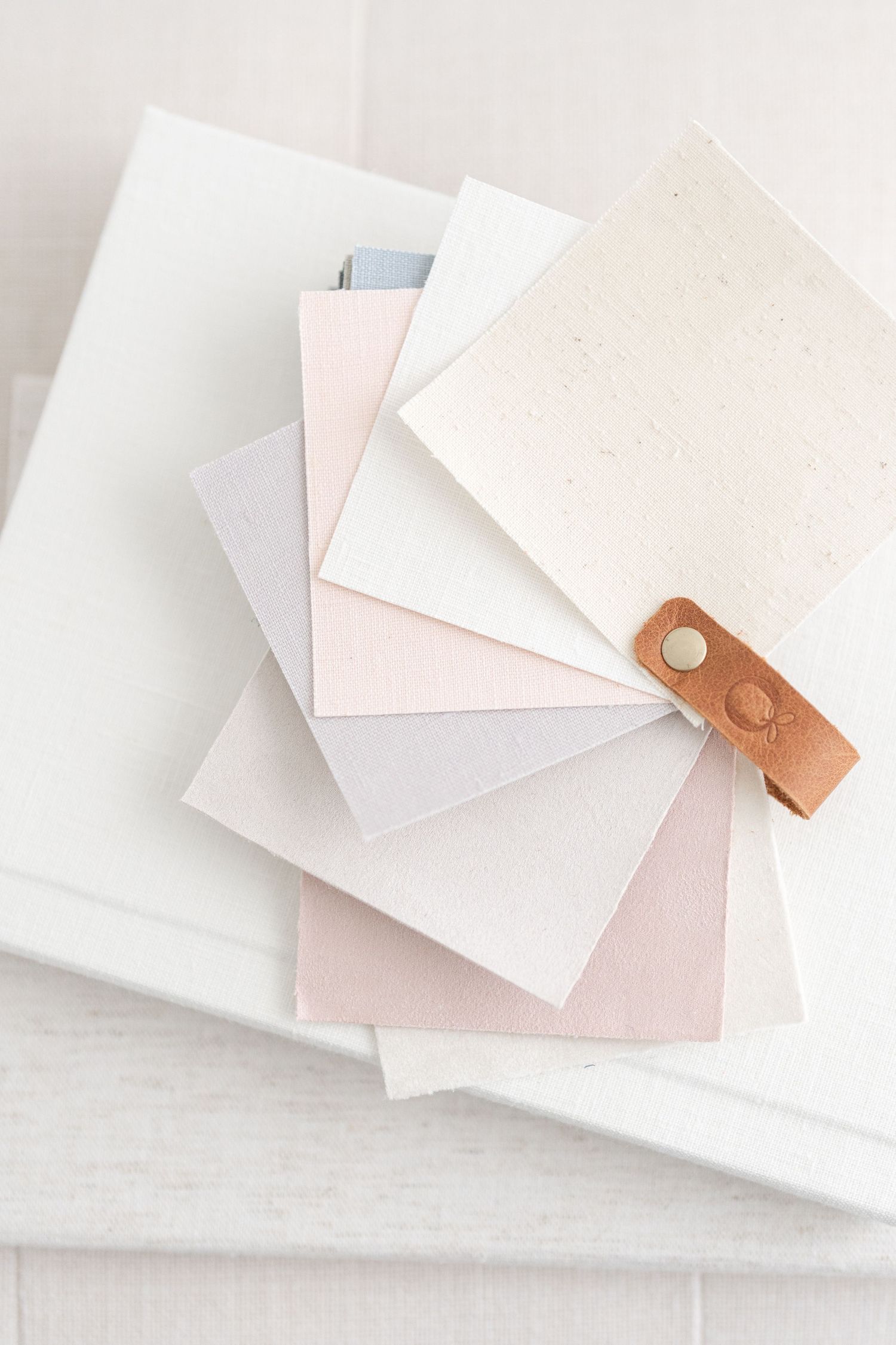 Échantillons de velours, suède et lin baltique disponibles pour personnaliser votre album fine art de souvenirs