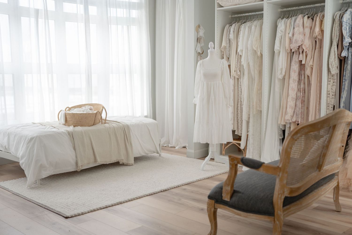 garde-robe cliente du studio, plus de 50 robes élégantes et haut de gamme disponibles pour votre séance photo