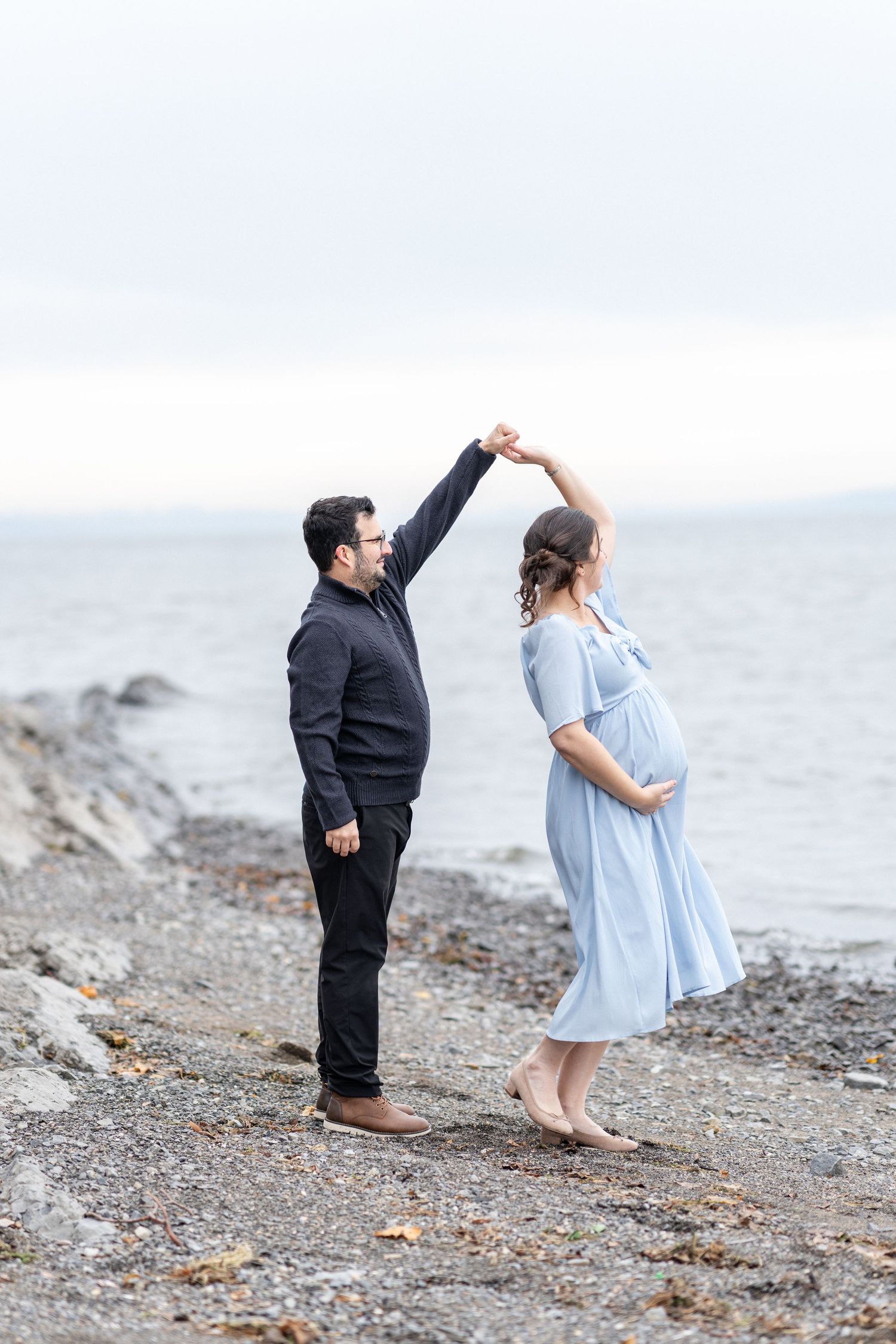 Photographe de maternité près de Québec, grossesse photoshoot, séance photo grossesse, bord de fleuve