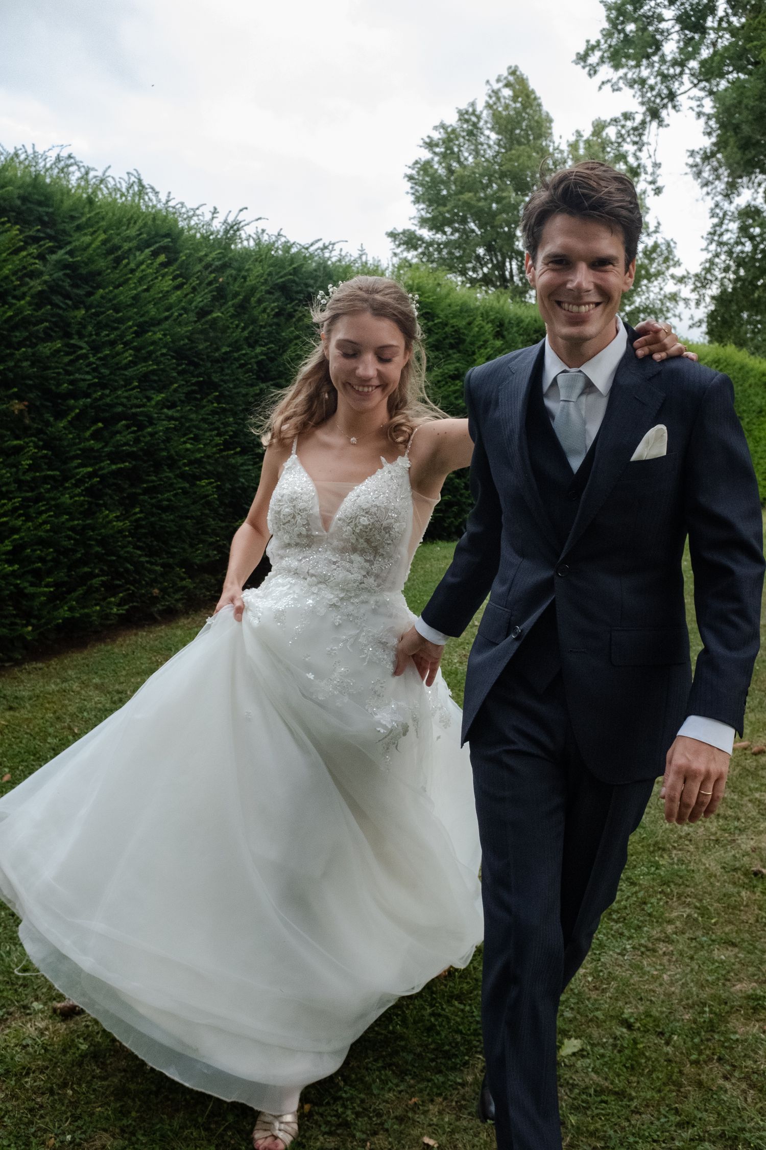Un couple de mariés profitent d'une session photo avec leurs photographes de mariage entre Nîmes et Montpellier.