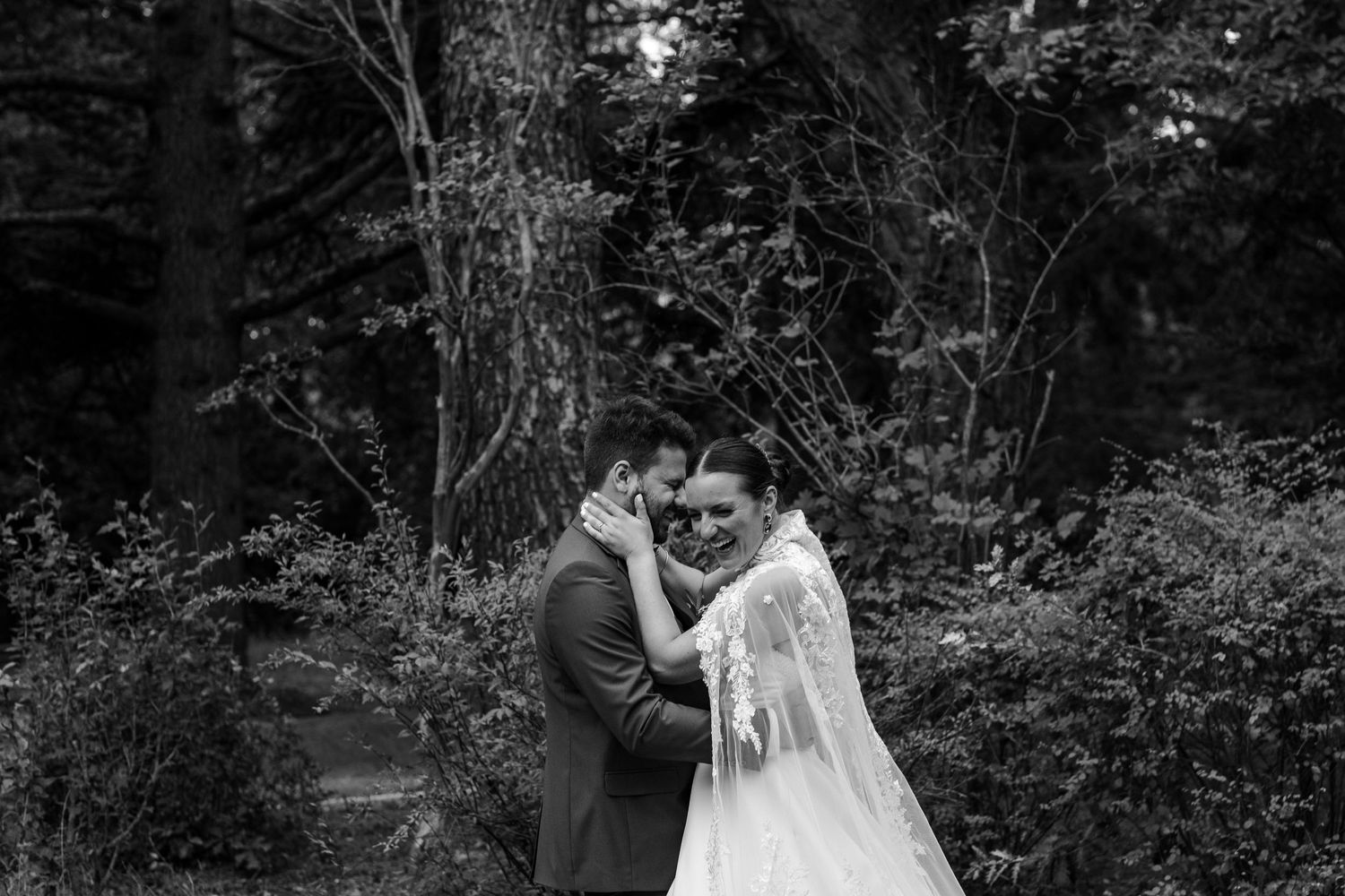 Un couple de mariés photographie en noir et blanc durant une séance lors d'un mariage intime près d'Uzès dans le Gard à côté de Nîmes.