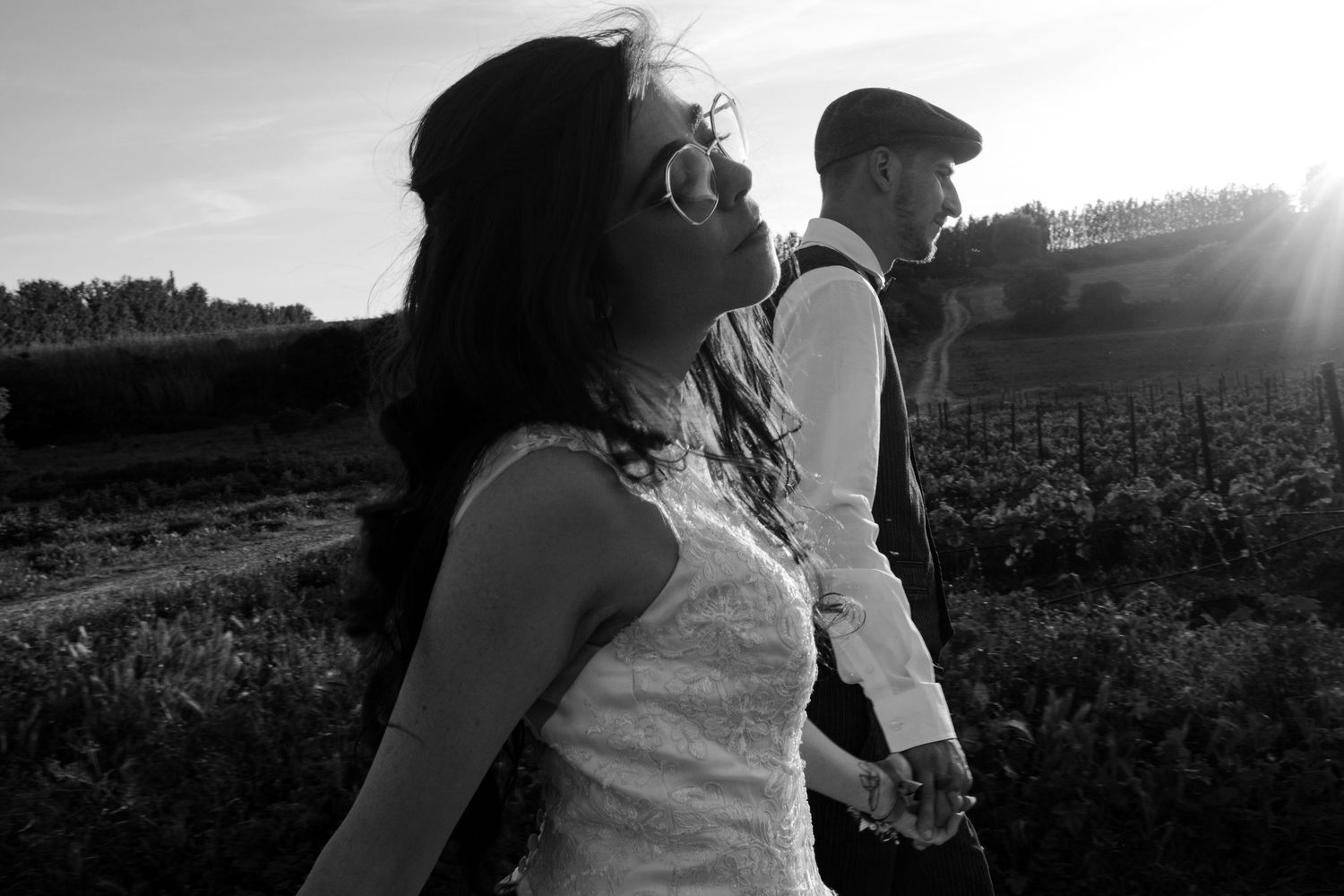 Photos de mariage noir et blanc, argentique, à l'ancienne. Superbe séance naturelle de couple près de Nîmes dans le Gard dans les vignes.