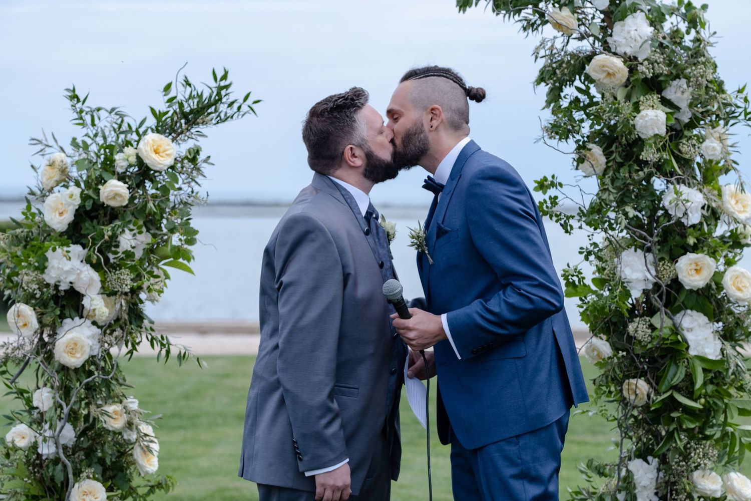 Un couple de mariés profitent d'une session photo avec leurs photographes de mariage entre Nîmes et Montpellier.