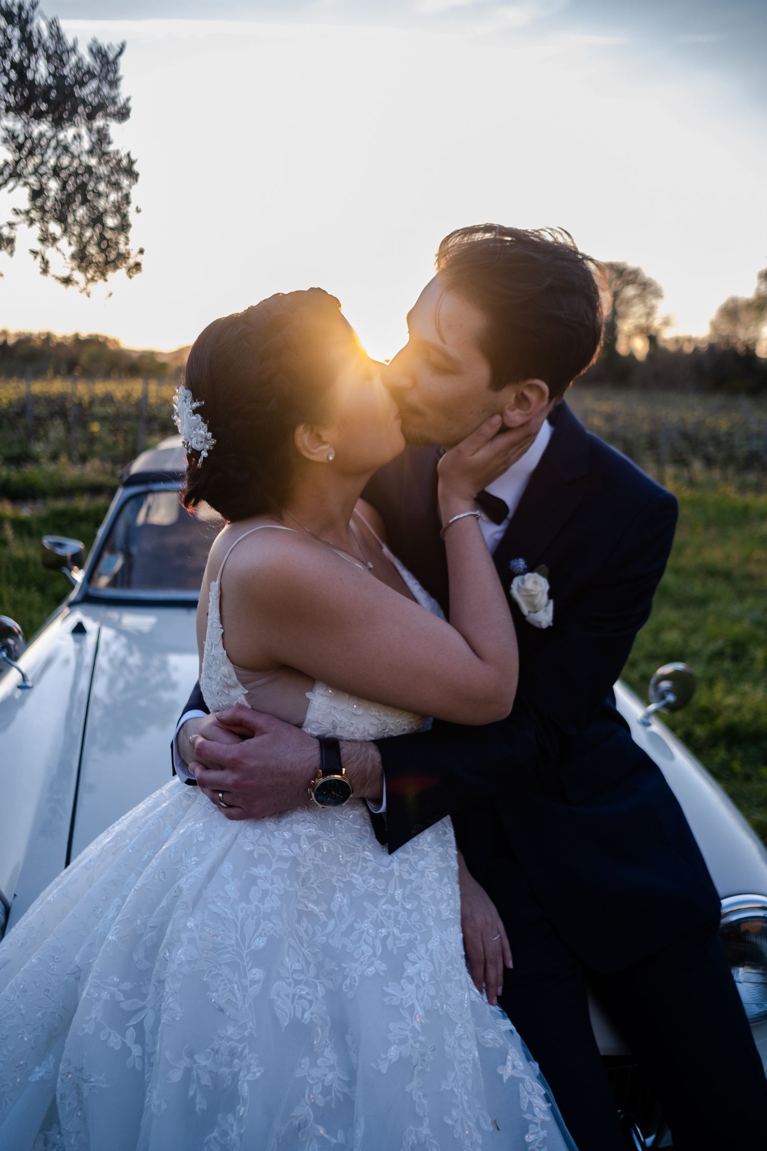 Photos de couple lors d'un mariage international dans le sud de la France, près de Montpellier dans l'Hérault.