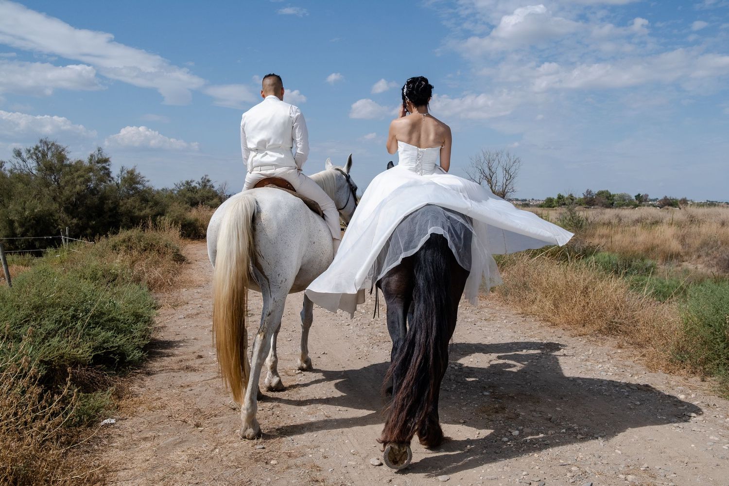 Mariage romantique dans l'Hérault à cheval sur la plage