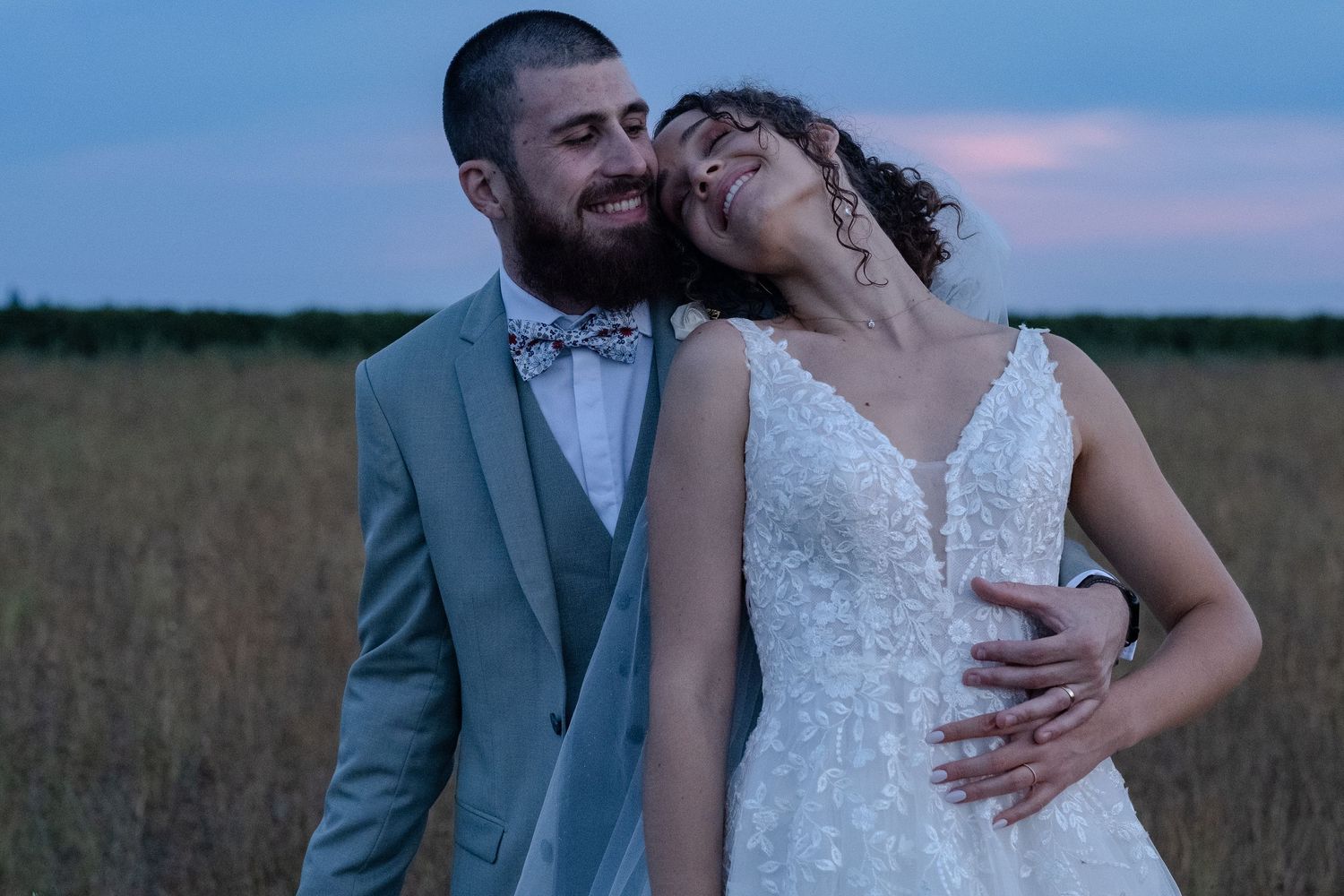 Un couple de mariés au coucher de soleil magnifique lors d'un mariage intime et moderne près de Nîmes dans le Gard.