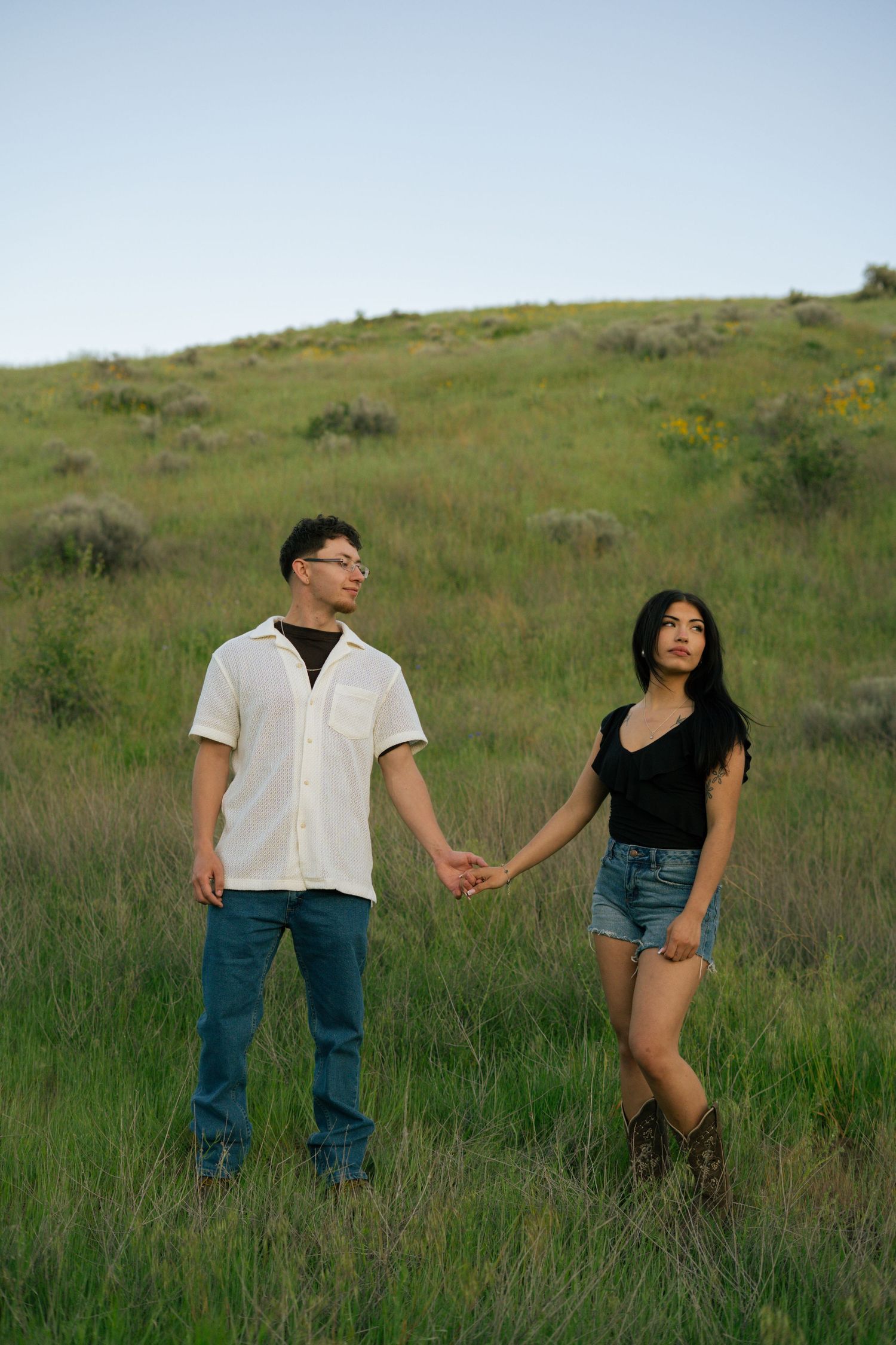 Couple holding hand and posing.