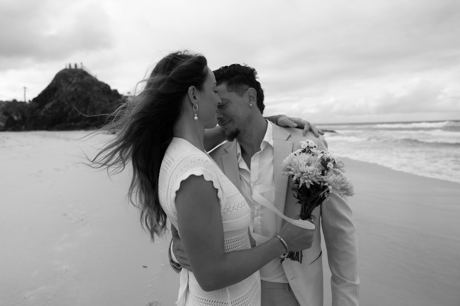 Man and women kissing after getting eloped on the Gold Coast