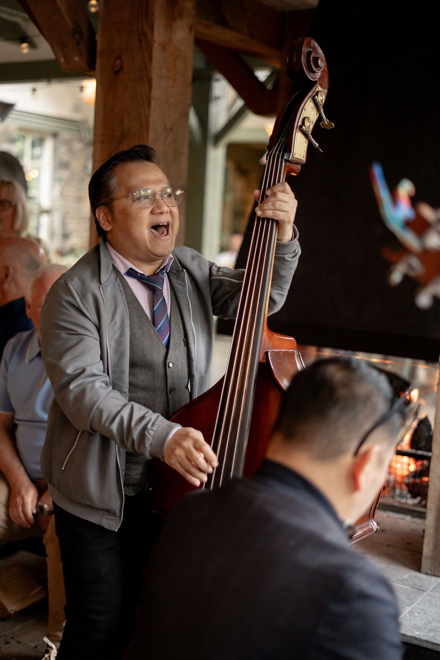 A roaming band at a Gold Coast wedding