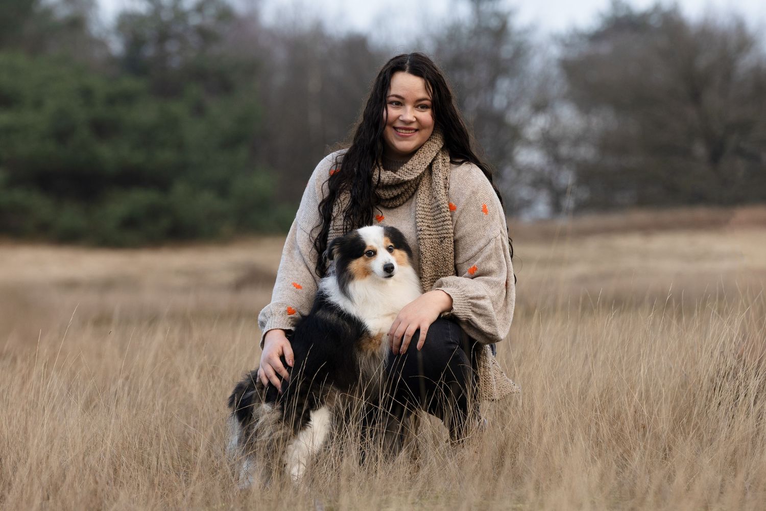 Een shelty met haar eigenaresse poserend op de Loonse en Drunense duinen