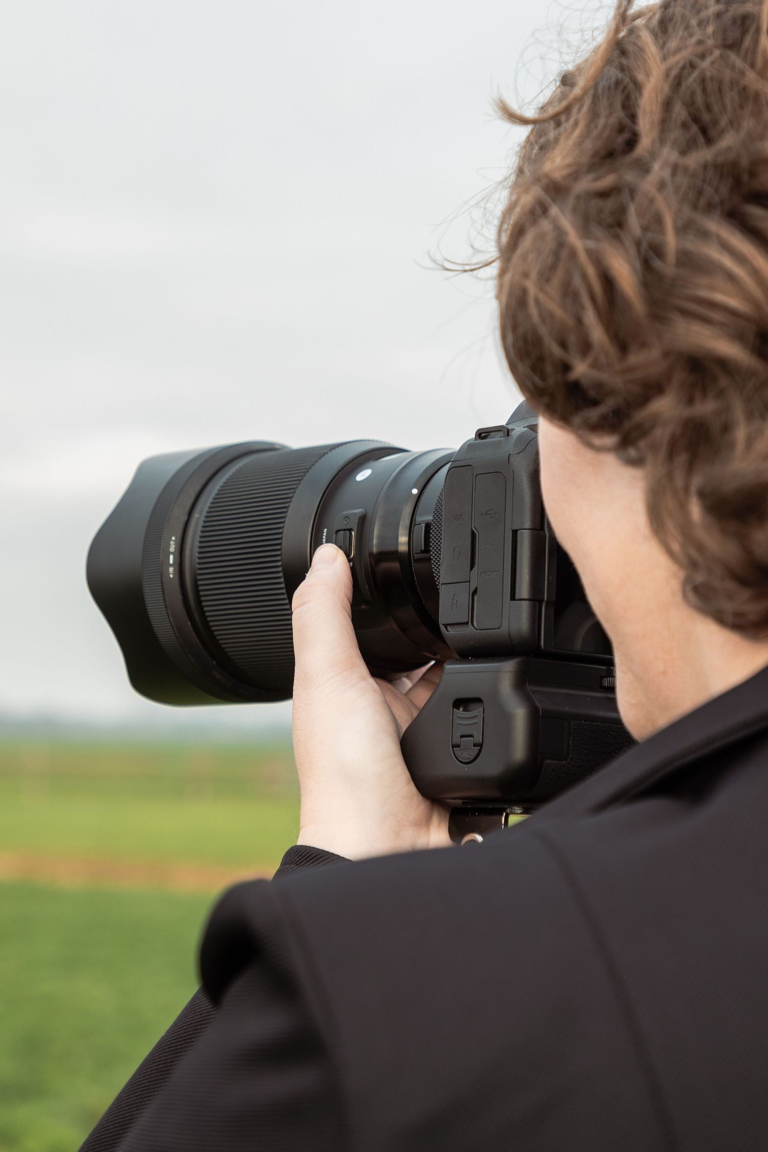 Een close up van Mariska van Harten, fotograaf bij van Harten Moments, aan het fotograferen.
