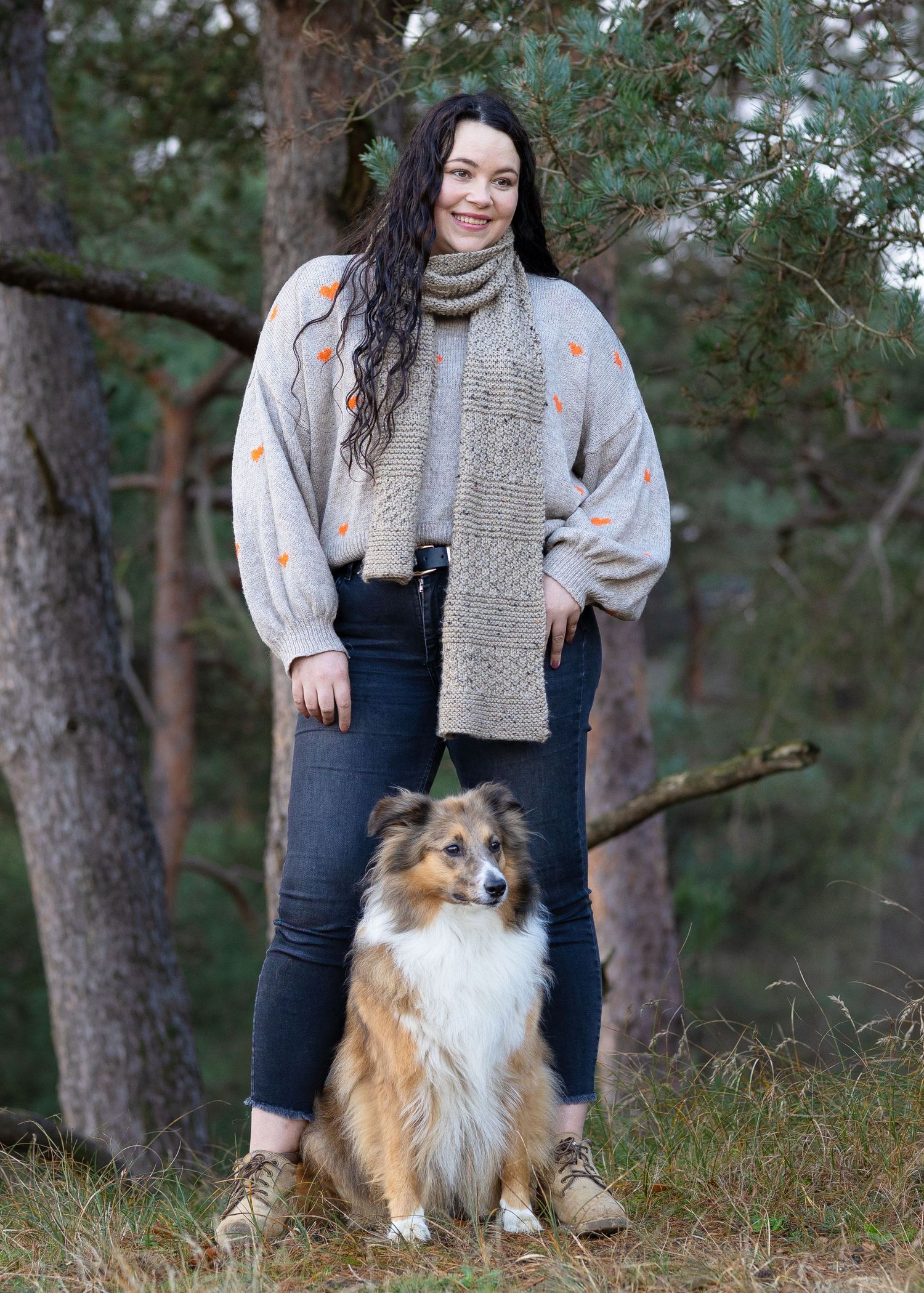 Collie poserend met haar eigenaresse op de Loonse en Drunense duinen met naaldbomen op de achtergrond