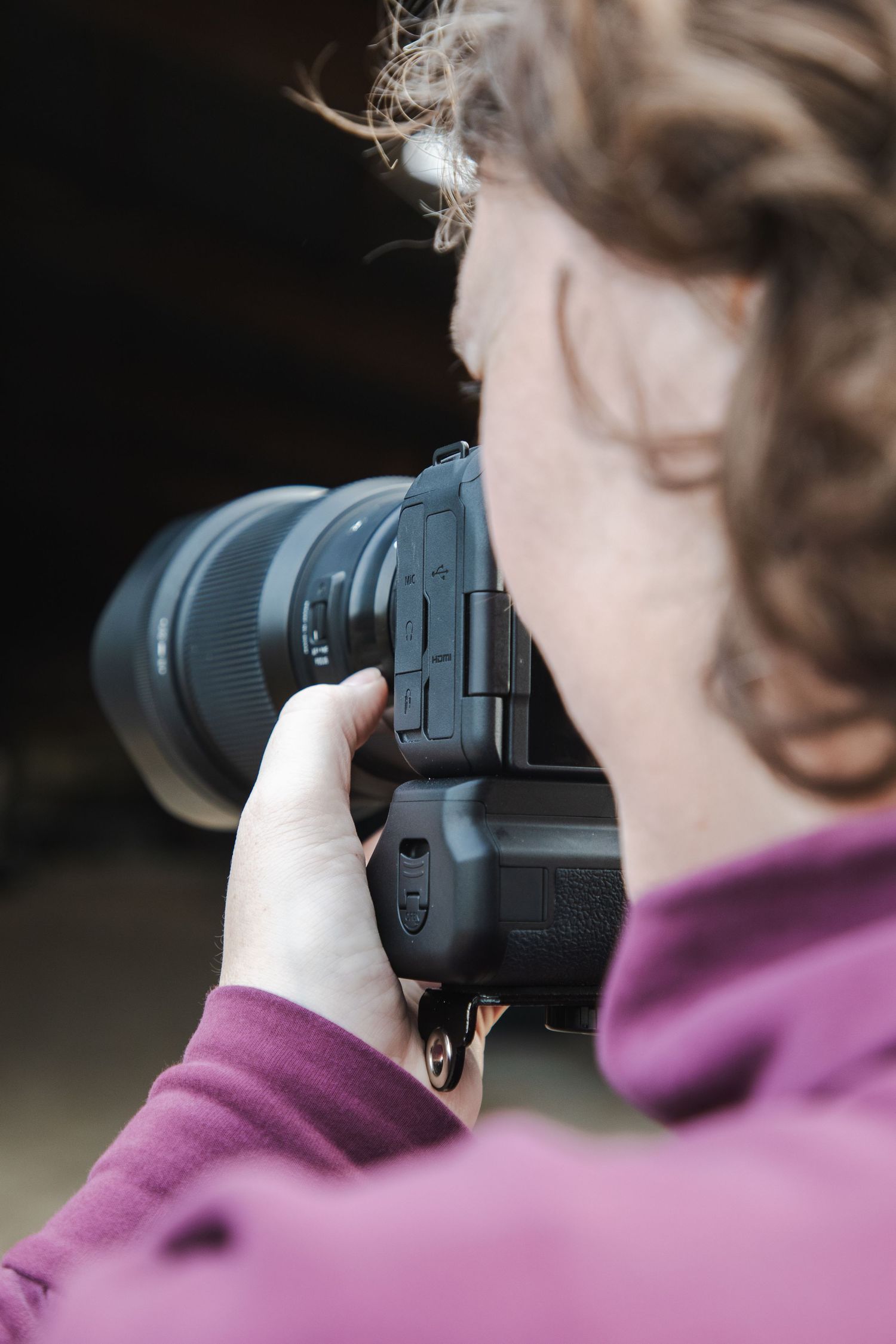 Een close up van Mariska van Harten, fotograaf bij van Harten Moments, aan het fotograferen.