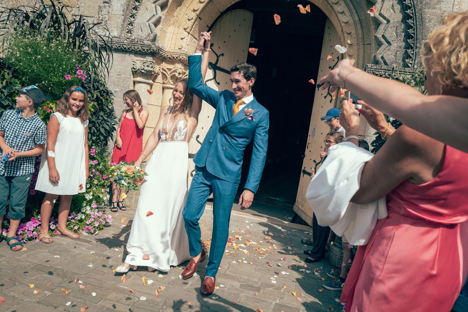 Photo de mariage en sortie d'église sur la côte d'Azur