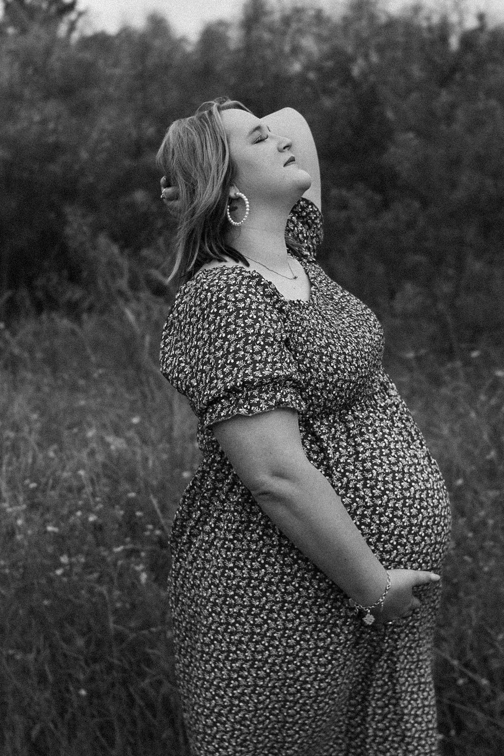 Lifestyle newborn photo of mother holding bump, warm and timeless Perry Posed photography