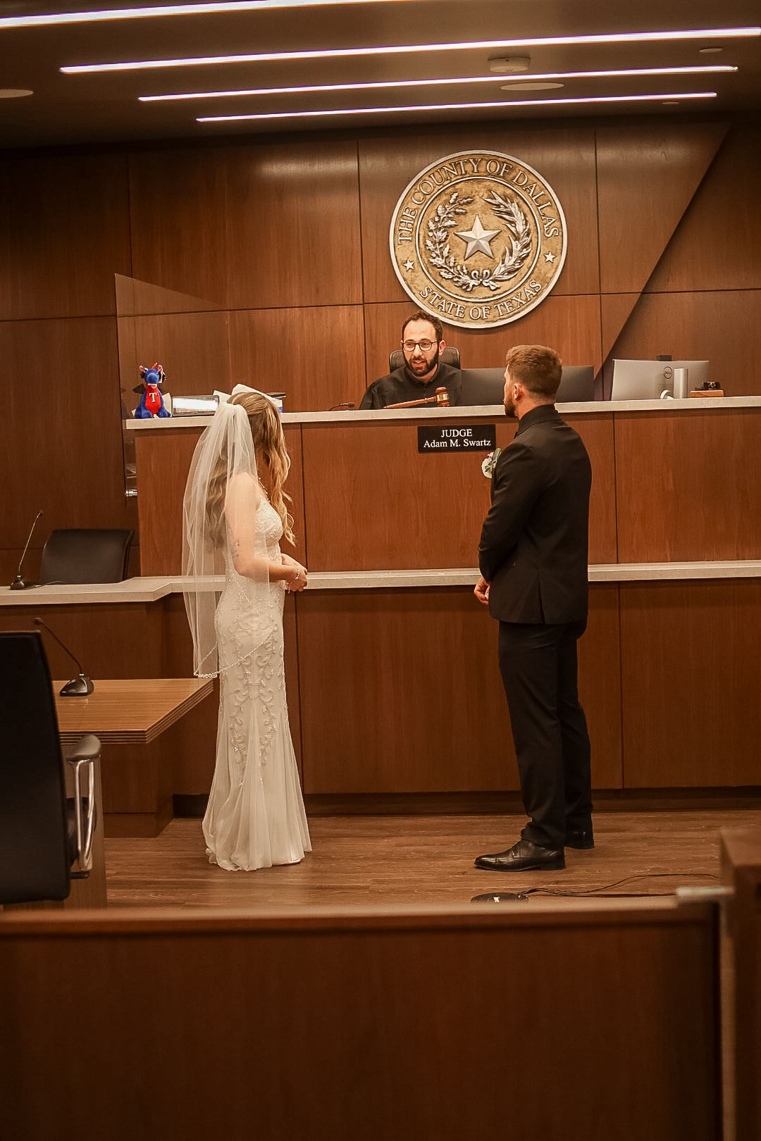 Modern bride and groom photo, courthouse elopement, DFW Wedding Photography