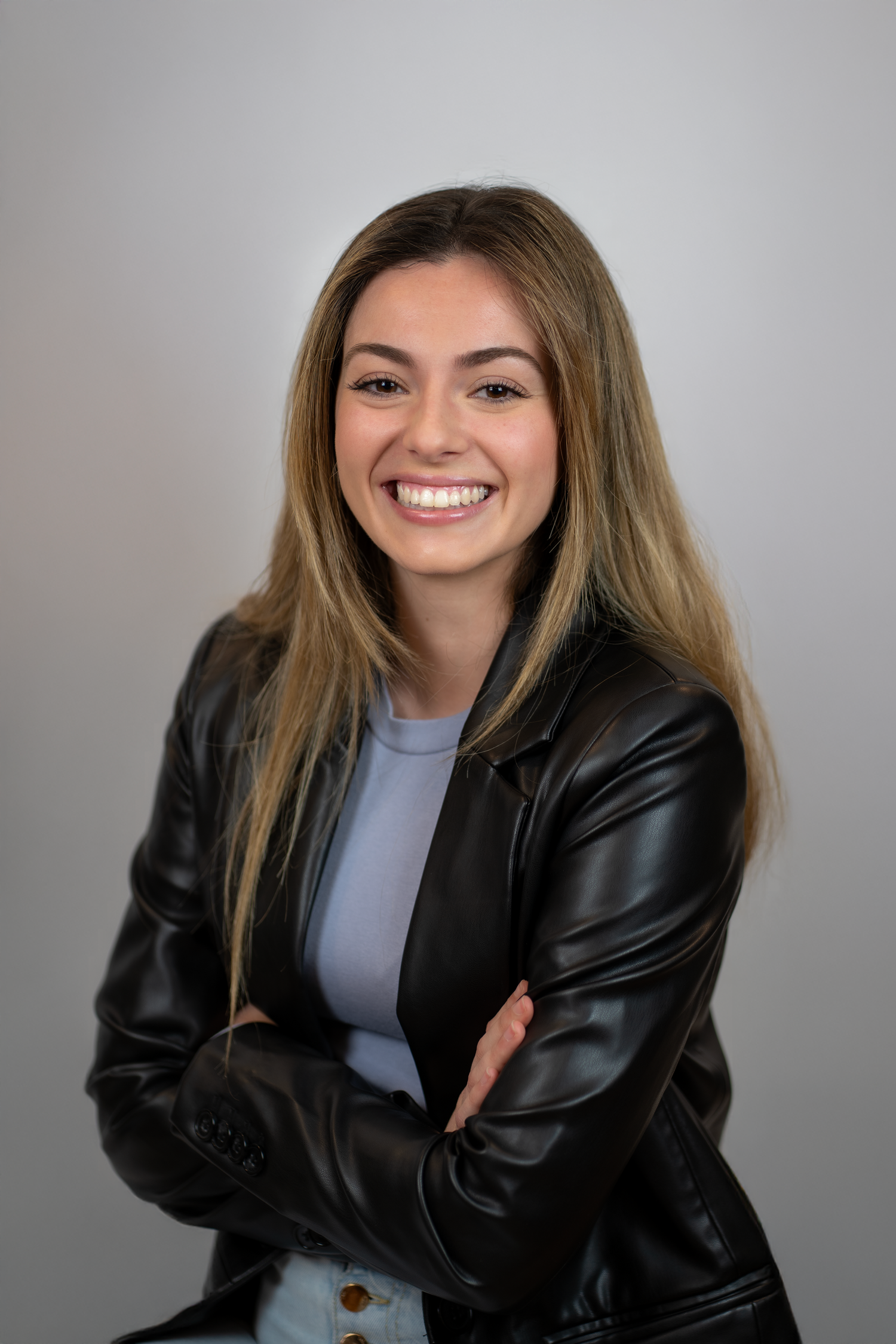 Isabella Sydio Duedahl specializes in studio, elopement, and sports photography - always with a focus on people, with empathy and care.