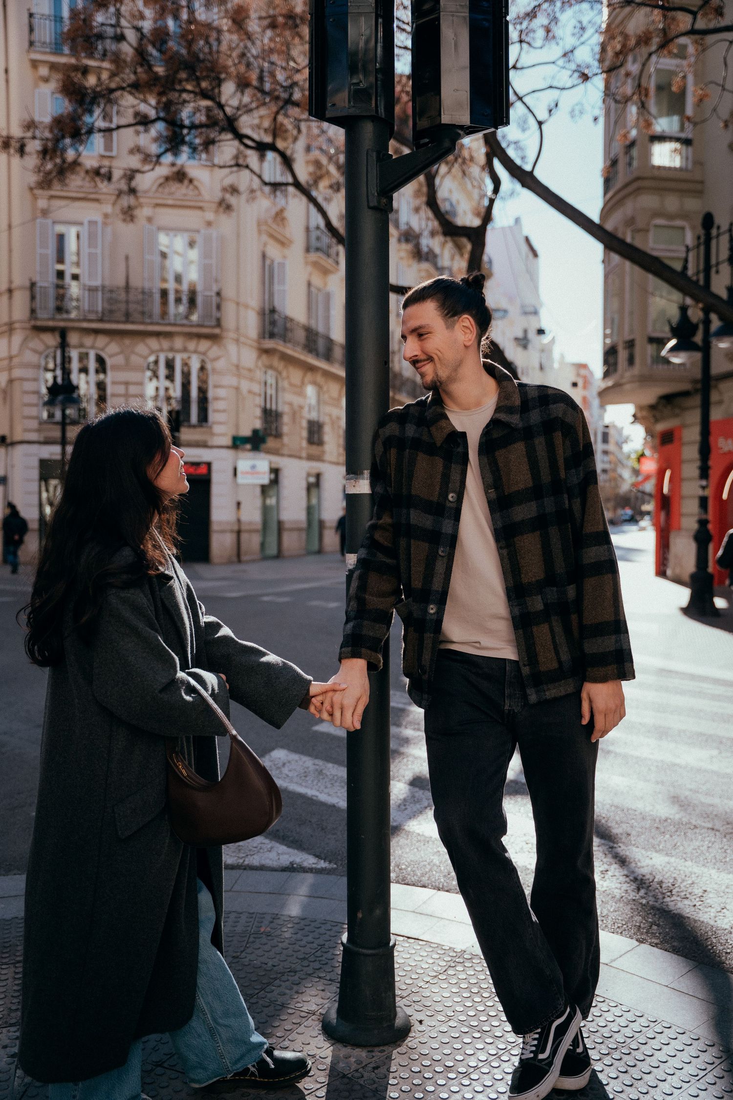 Editorial couple session with genuine moments and timeless storytelling in Valencia