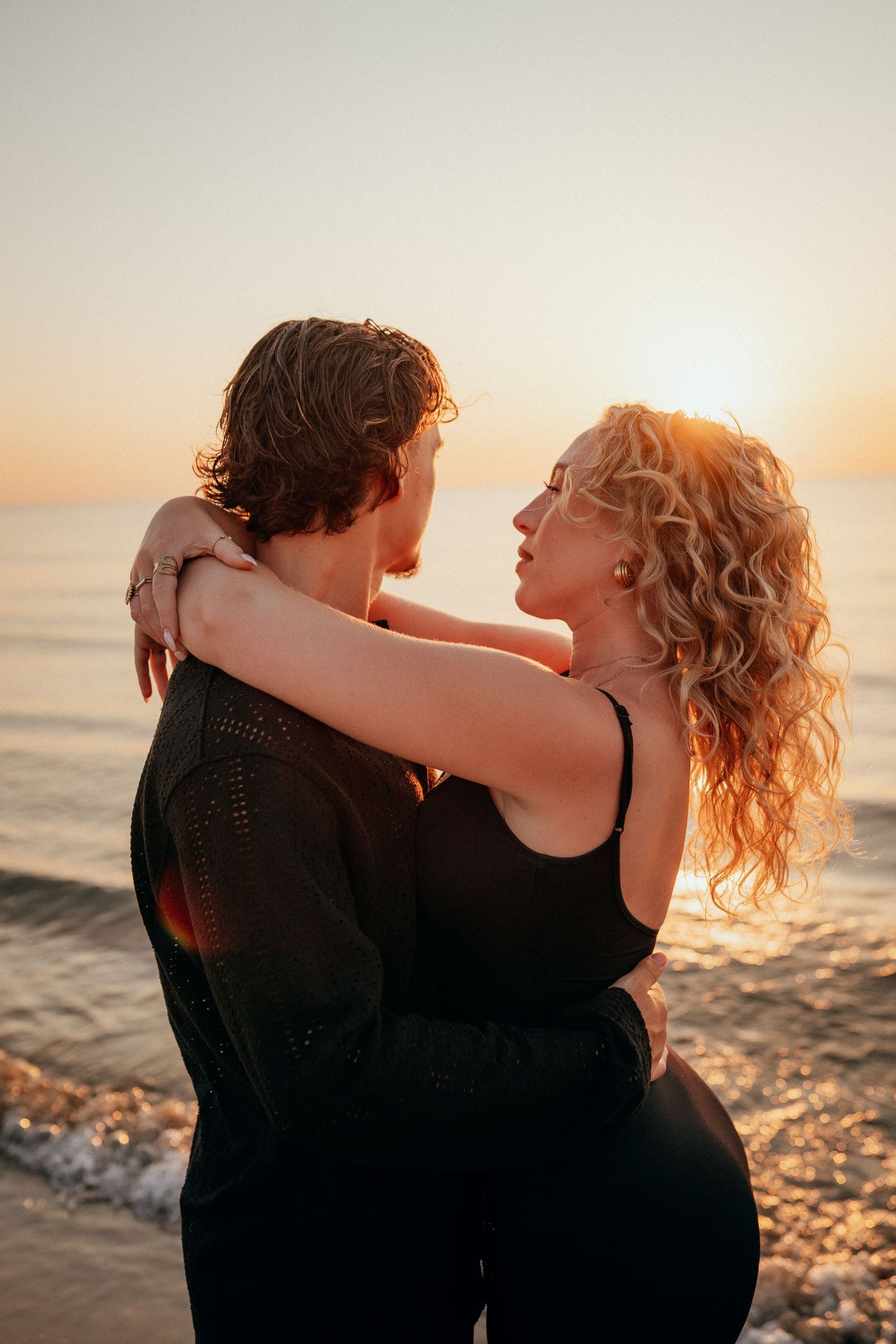 Editorial couple session with genuine moments and timeless storytelling in Valencia