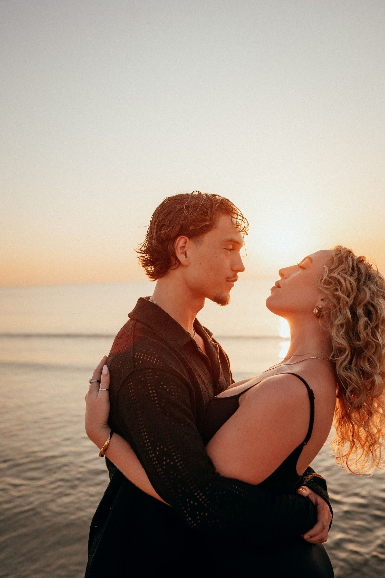 Editorial couple session with genuine moments and timeless storytelling in Valencia