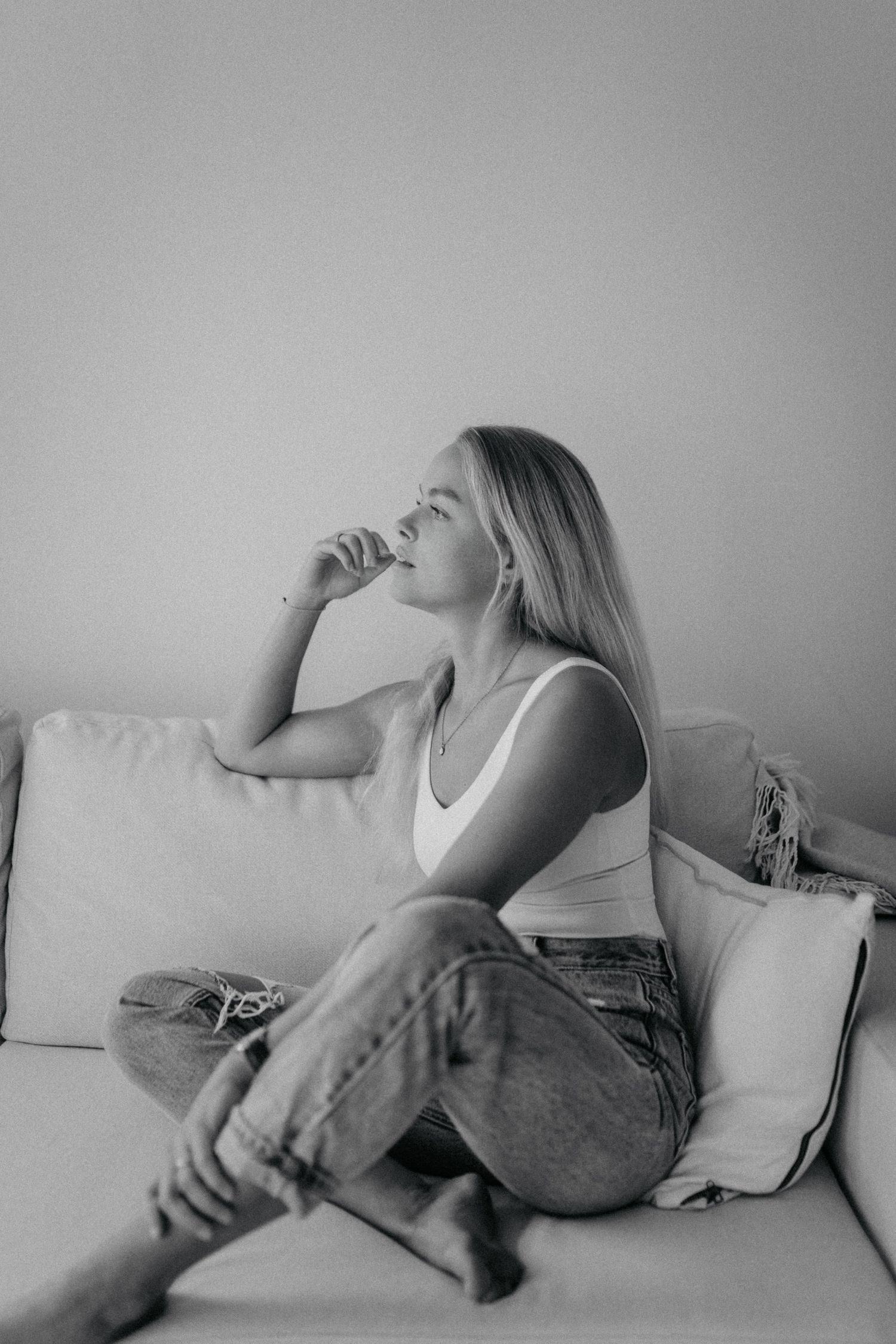 Editorial portrait photography in Valencia, Spain with natural light and authentic emotions