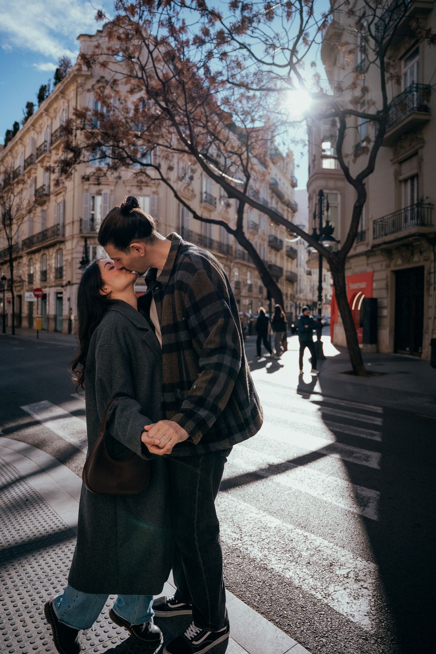 Editorial couple session with genuine moments and timeless storytelling in Valencia