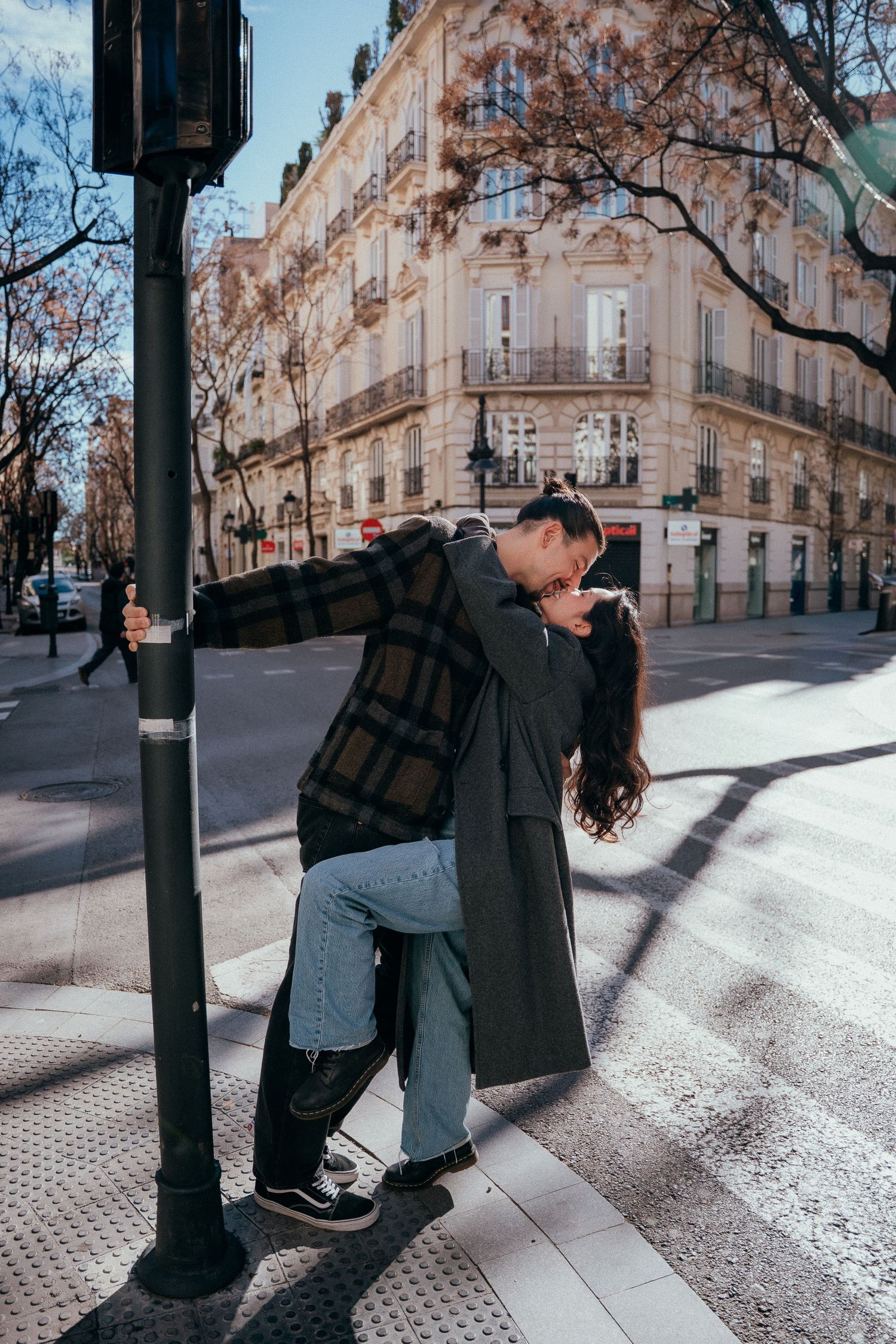Editorial couple session with genuine moments and timeless storytelling in Valencia