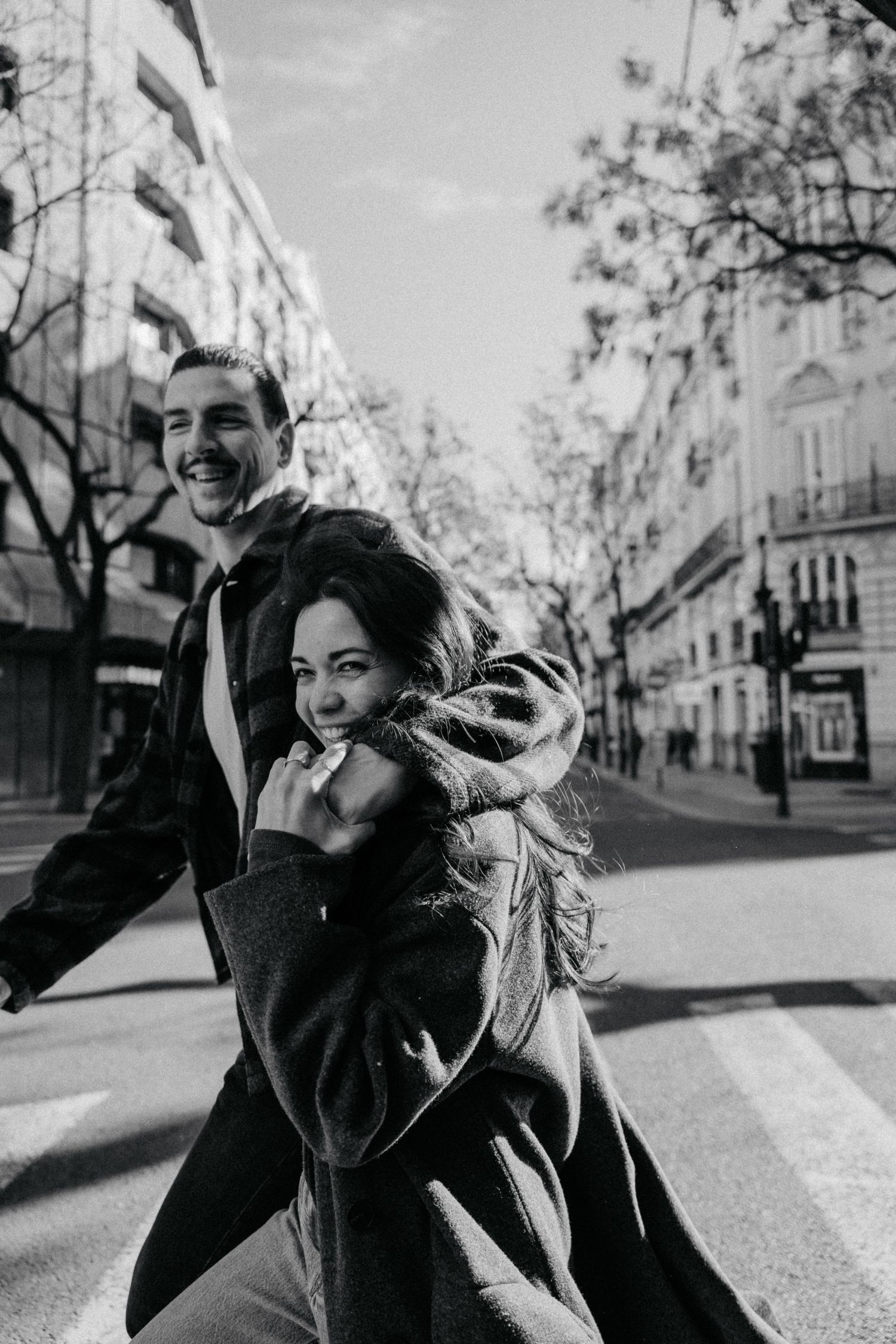 Editorial couple session with genuine moments and timeless storytelling in Valencia