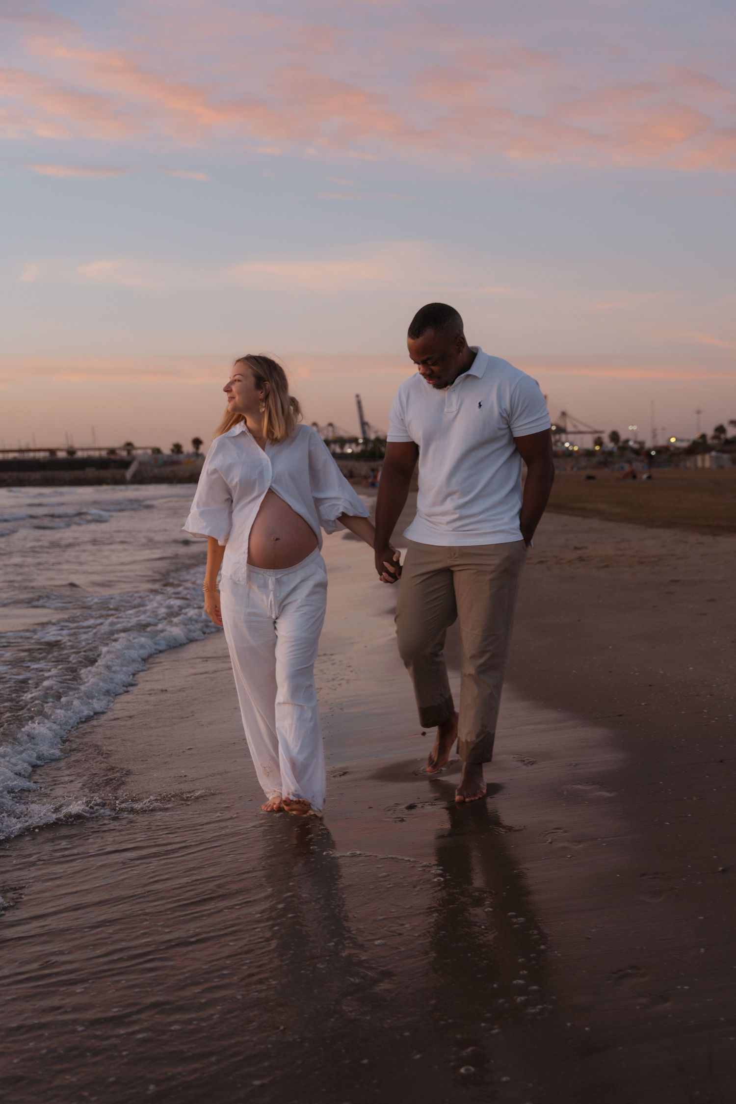 Editorial couple session with genuine moments and timeless storytelling in Valencia