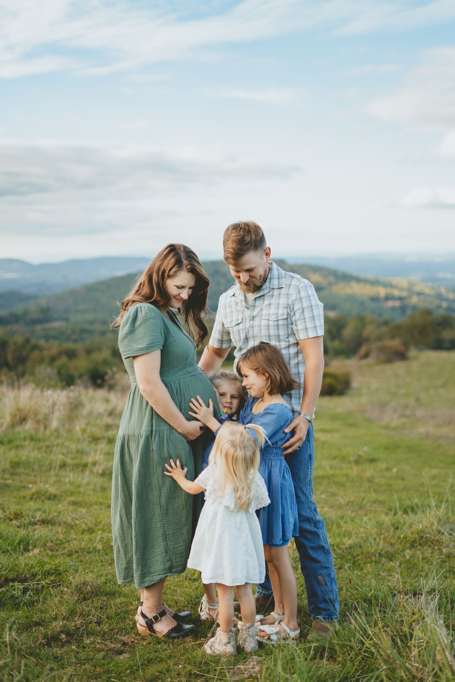 Family Photoshoot along the Saddle Overlook on The Blue Ridge Parkway, VA
