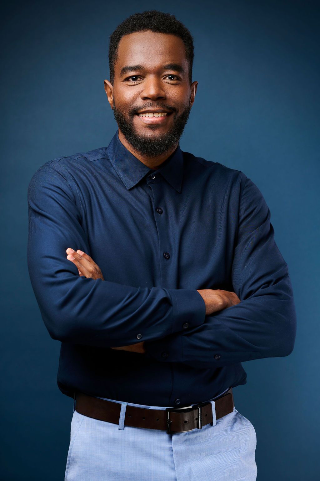 Photo de Berwin Sydney avec une chemise bleue. Il est la personne derrière l'objectif. Un talentueux entrepreneur créatif basé a Ottawa.