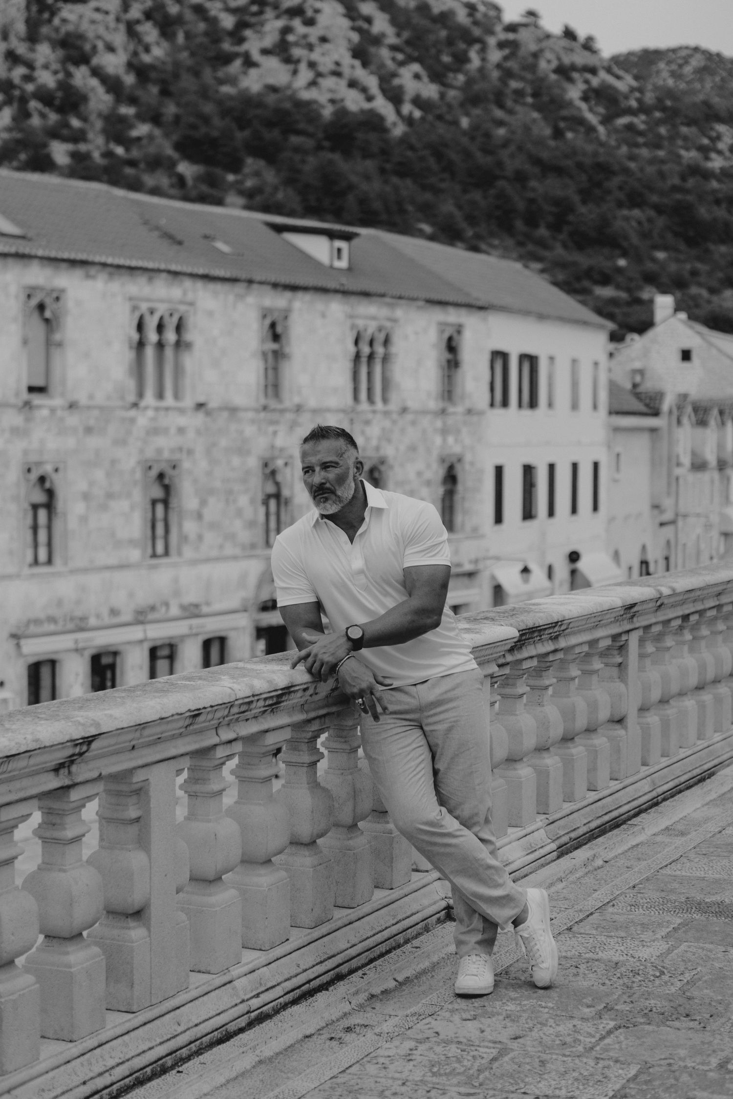 Elopement photographer Croatia
Solo traveler posing with panoramic views of the Adriatic Sea in Šibenik