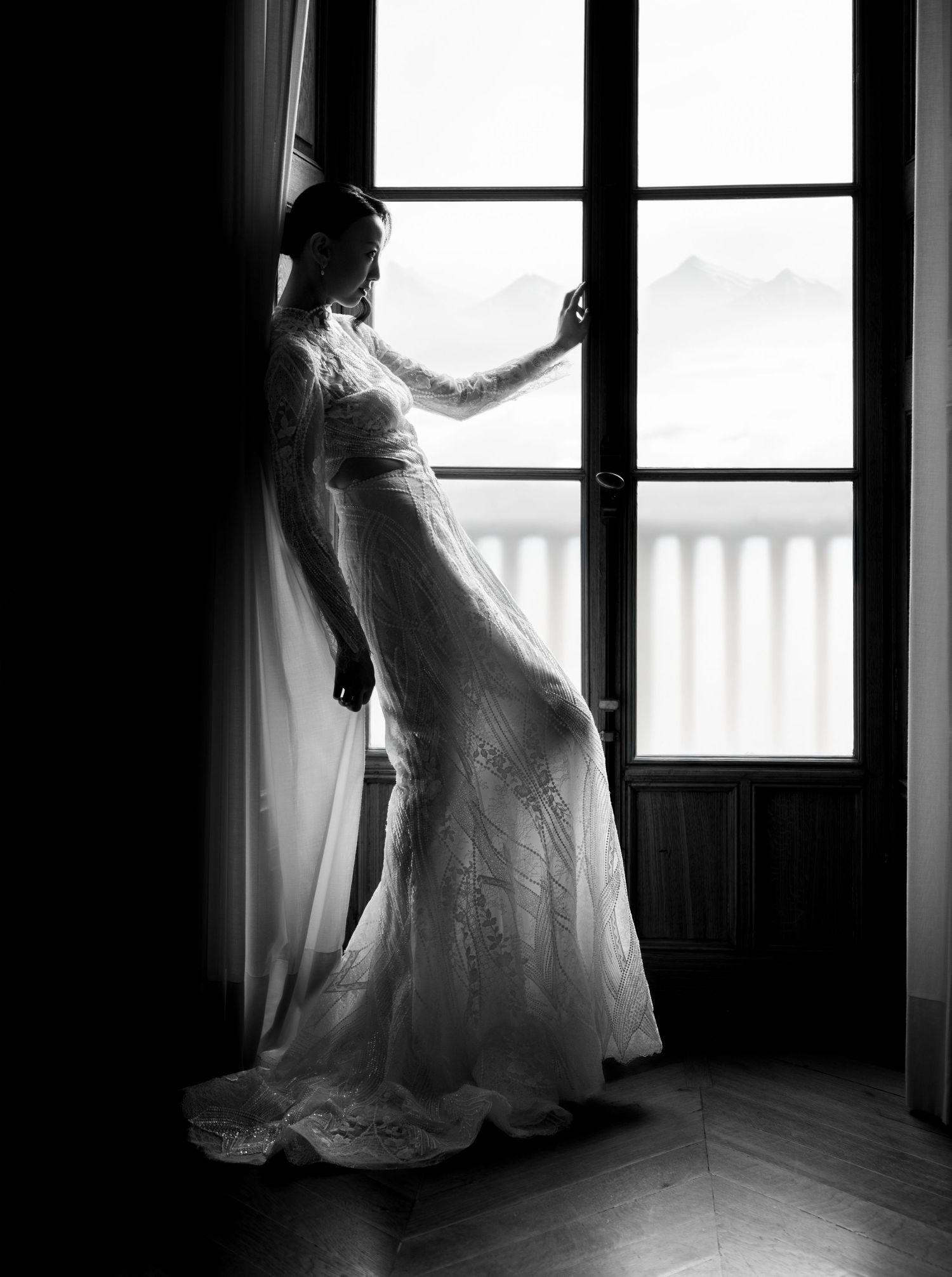 Schwarz Weiß Foto von Braut vor hellem Fenster, Silhouette, Brautkleid