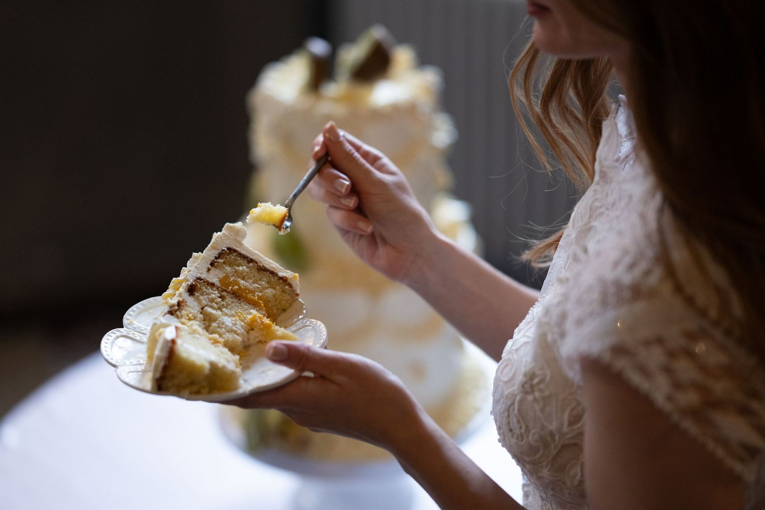 Braut isst Kuchen, Foto über die Schulter