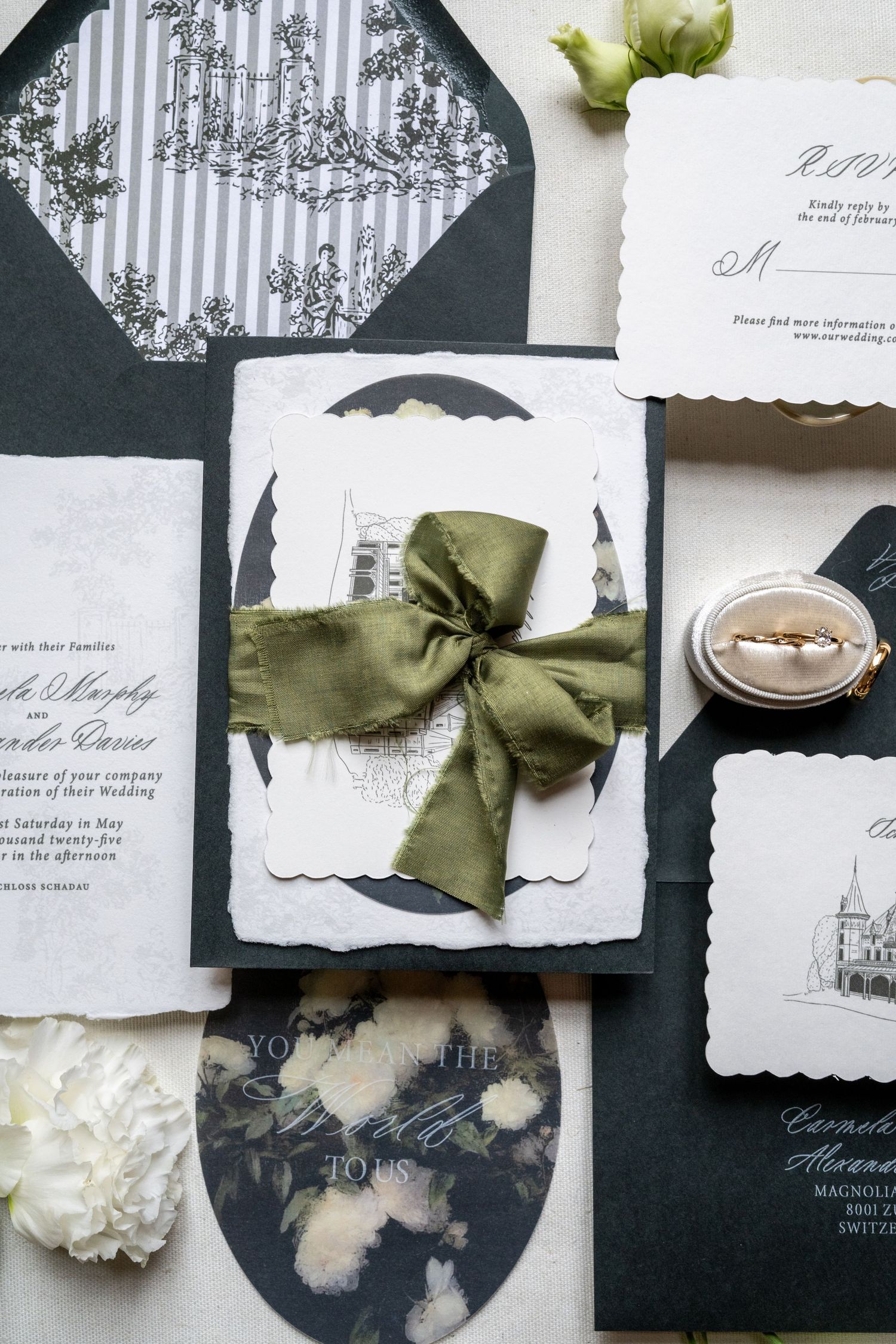 Detailansicht der Hochzeitseinladung, Ringe, weitere Papeterie