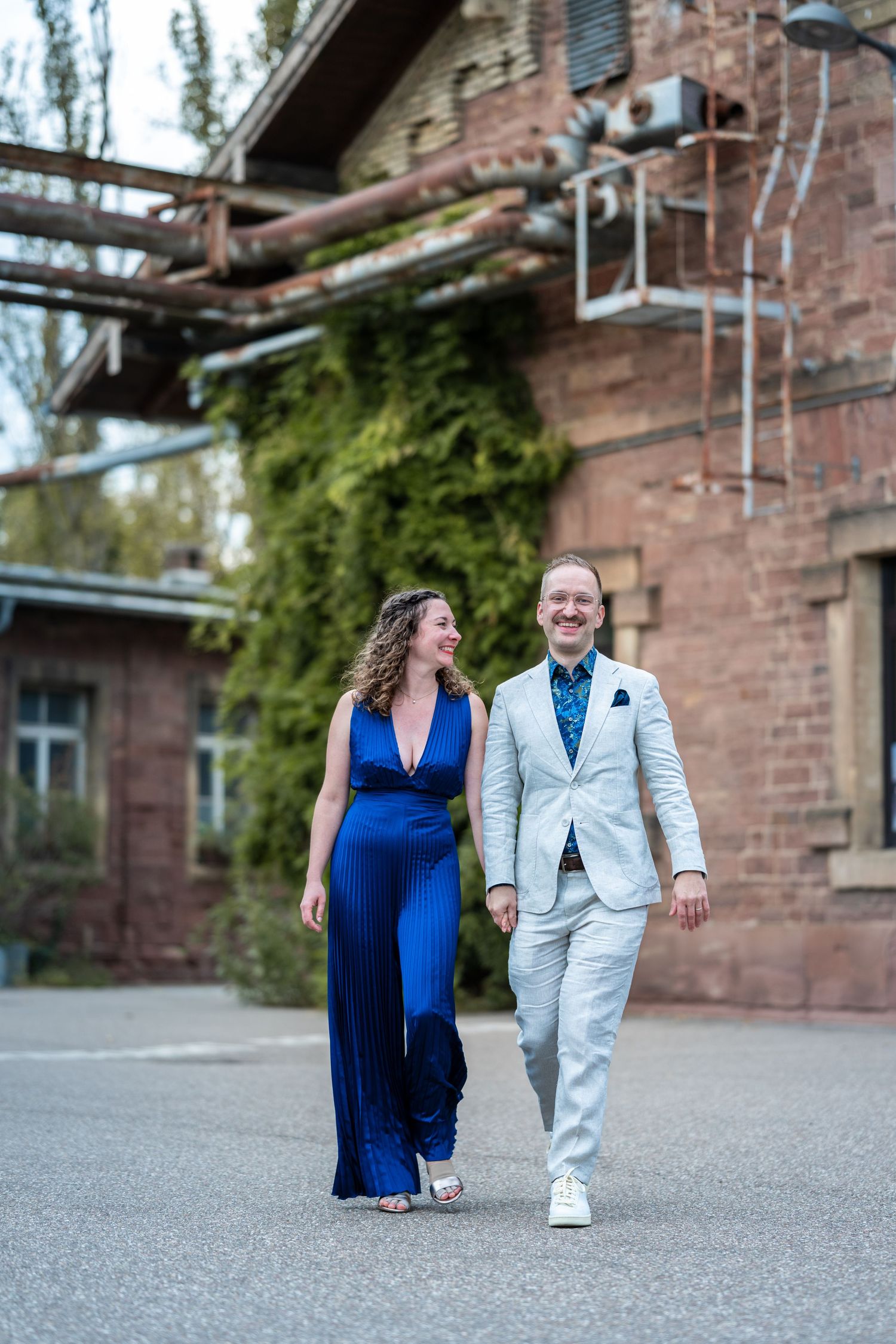 Foto von Frau und Mann laufen in Industriepark